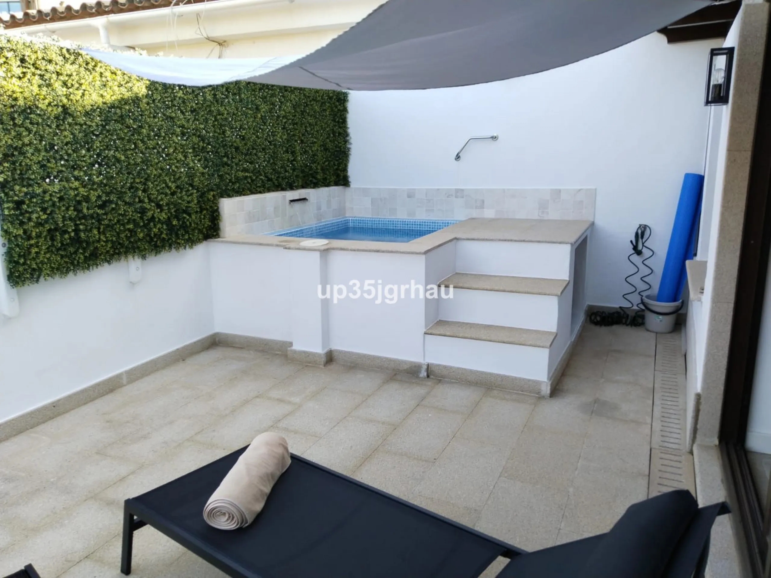 Cozy apartment of 100 m², located on the beachfront in a gated and private community with green areas, a communal swimming pool, tennis court, children's and adult pools with direct access to the beach, and ample parking within the closed and private resi