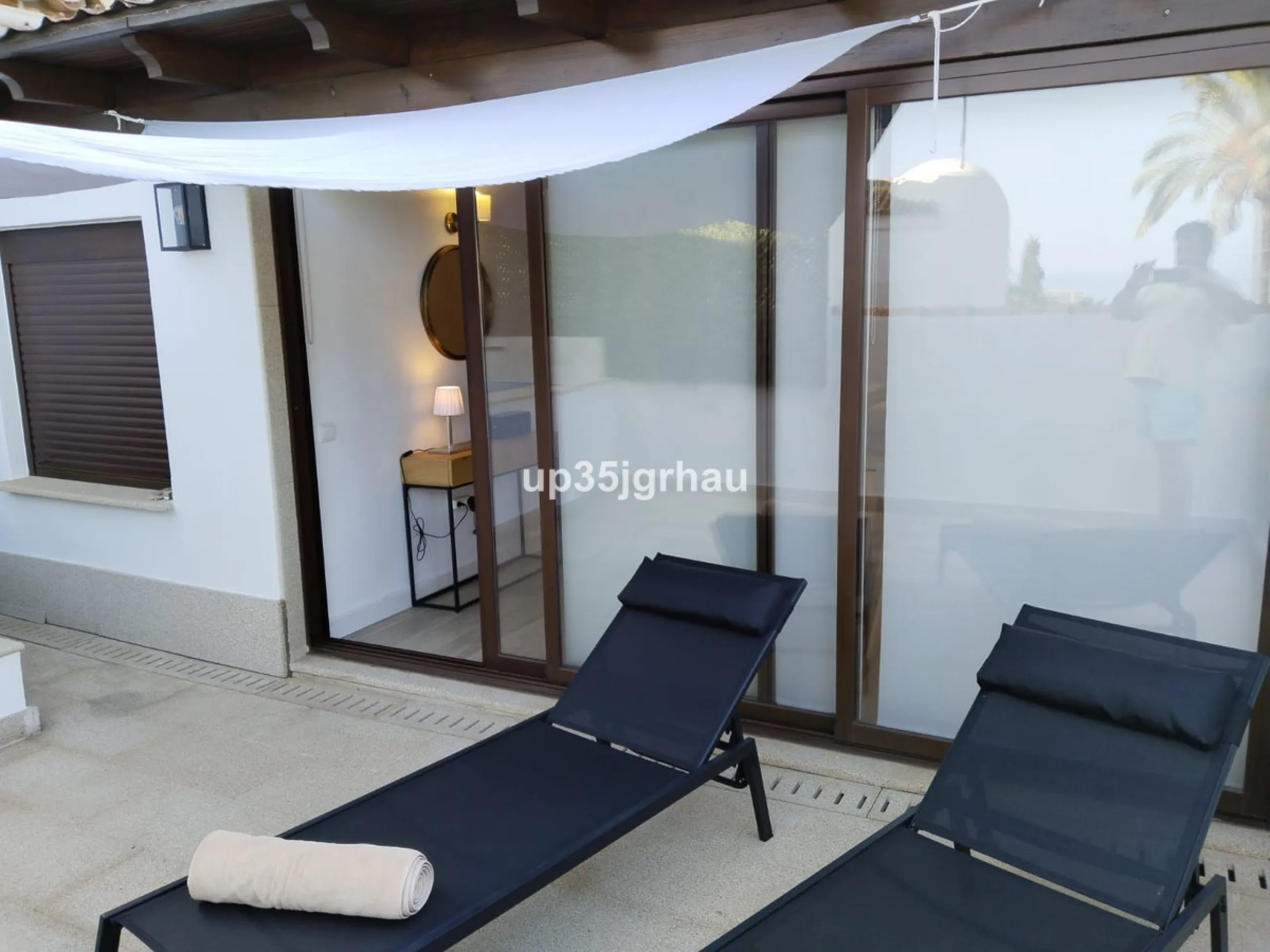 Cozy apartment of 100 m², located on the beachfront in a gated and private community with green areas, a communal swimming pool, tennis court, children's and adult pools with direct access to the beach, and ample parking within the closed and private resi