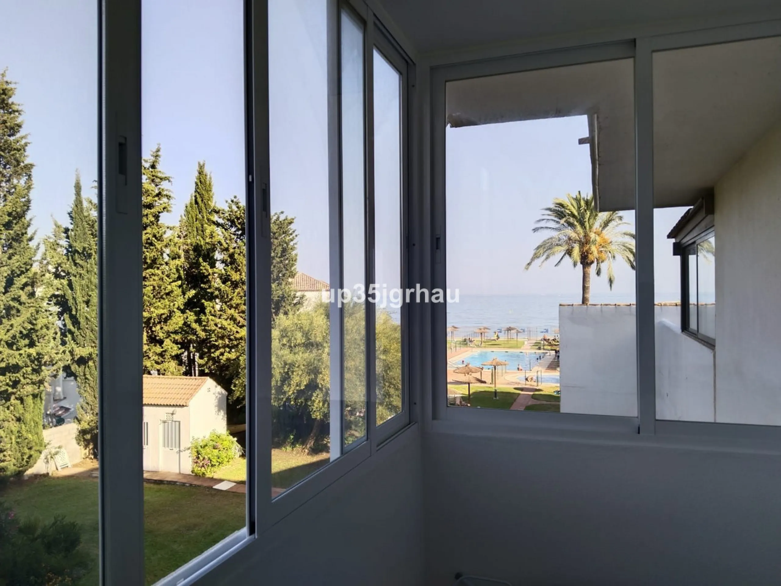 Cozy apartment of 100 m², located on the beachfront in a gated and private community with green areas, a communal swimming pool, tennis court, children's and adult pools with direct access to the beach, and ample parking within the closed and private resi
