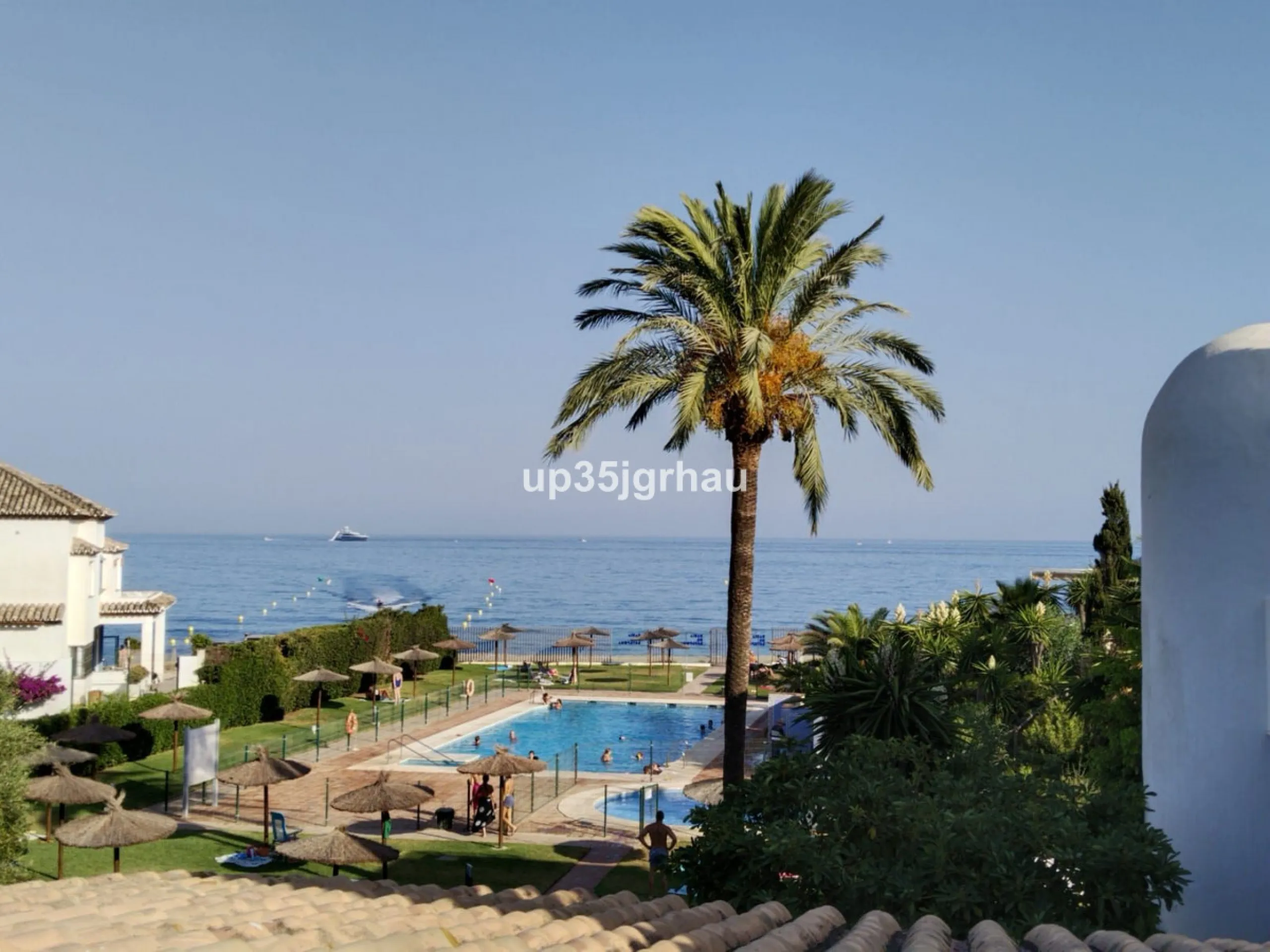 Cozy apartment of 100 m², located on the beachfront in a gated and private community with green areas, a communal swimming pool, tennis court, children's and adult pools with direct access to the beach, and ample parking within the closed and private resi
