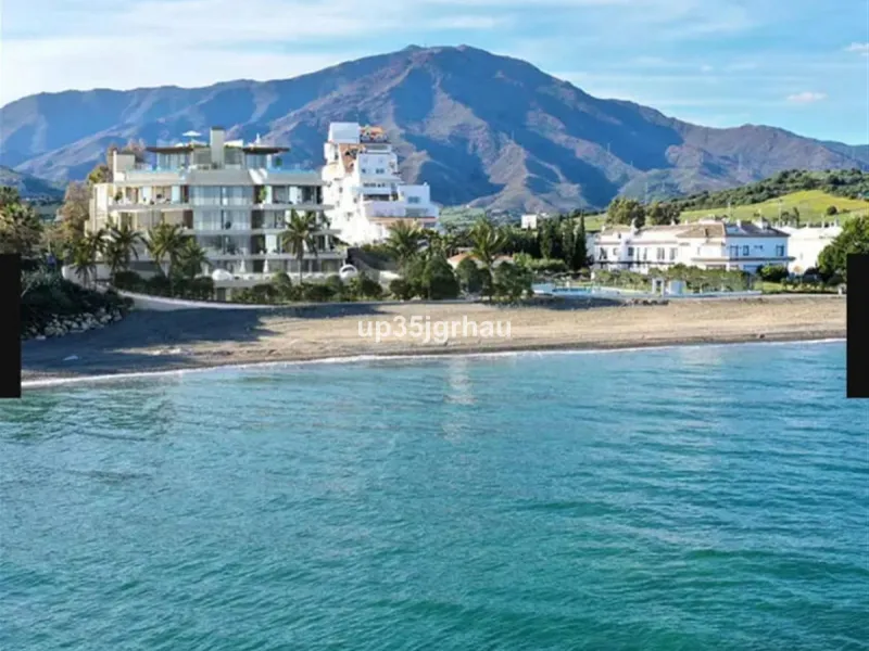 Cozy apartment of 100 m², located on the beachfront in a gated and private community with green areas, a communal swimming pool, tennis court, children's and adult pools with direct access to the beach, and ample parking within the closed and private resi