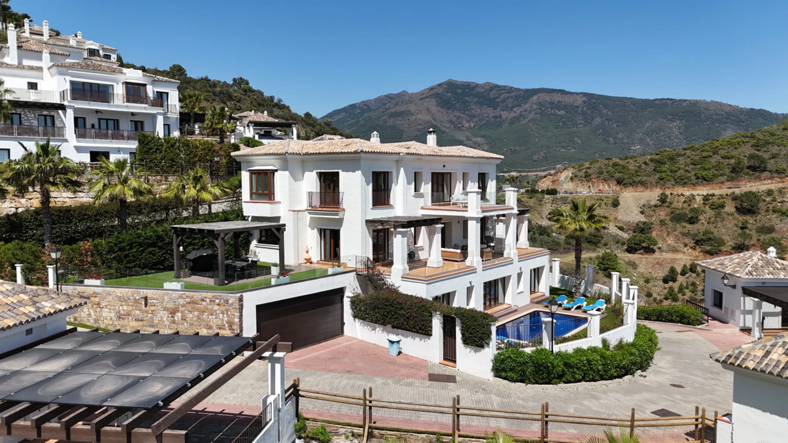 Located in the prestigious gated and 24-hour secured urbanisation of Benahavis Hills Country Club, this impressive 5-bedroom, 7-bathroom villa offers exceptional privacy, generous space, and panoramic views of the Mediterranean Sea and surrounding mountai