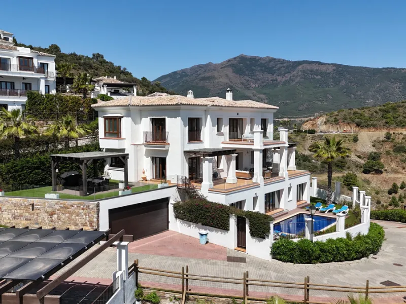 Located in the prestigious gated and 24-hour secured urbanisation of Benahavis Hills Country Club, this impressive 5-bedroom, 7-bathroom villa offers exceptional privacy, generous space, and panoramic views of the Mediterranean Sea and surrounding mountai