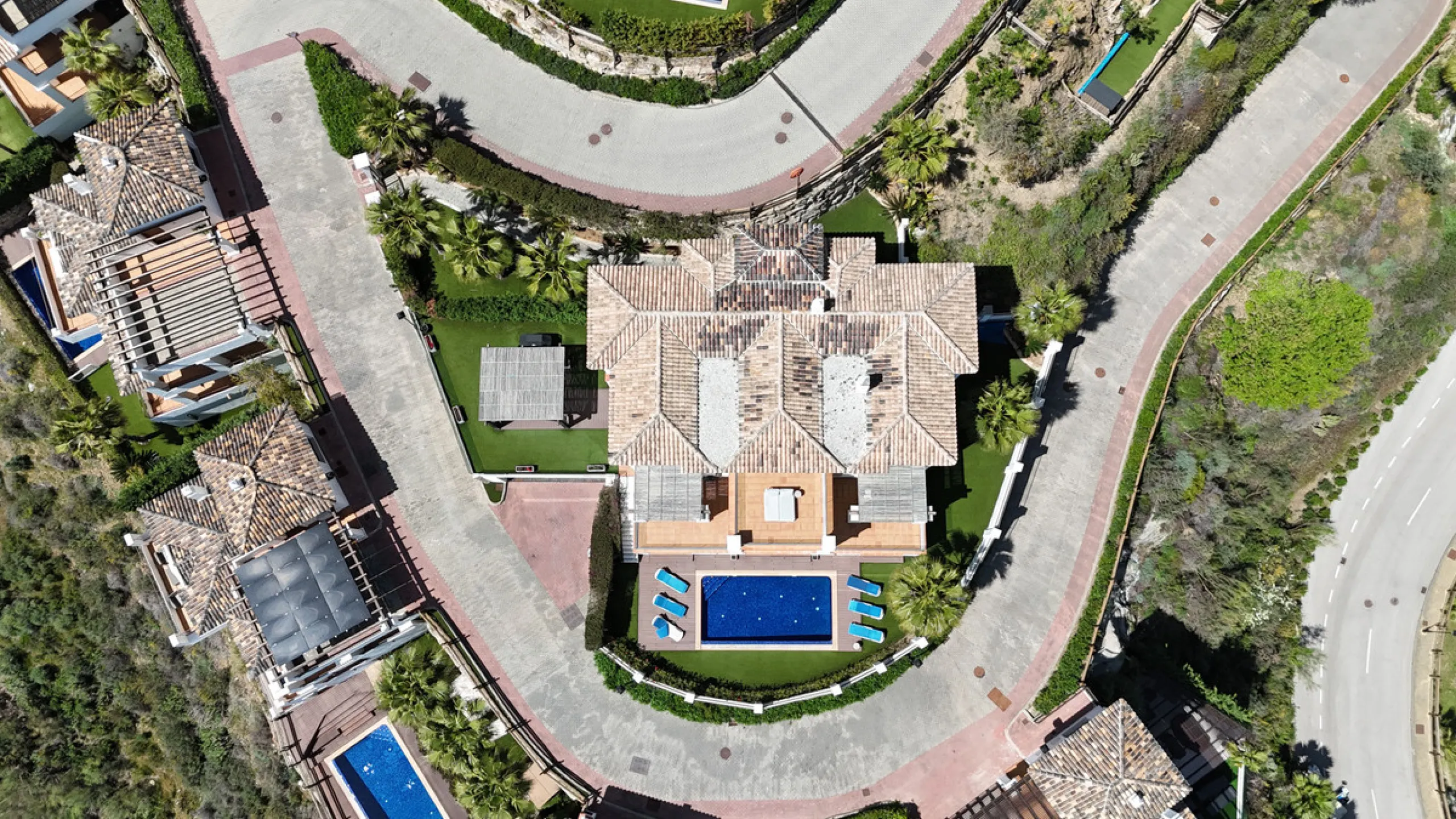 Located in the prestigious gated and 24-hour secured urbanisation of Benahavis Hills Country Club, this impressive 5-bedroom, 7-bathroom villa offers exceptional privacy, generous space, and panoramic views of the Mediterranean Sea and surrounding mountai