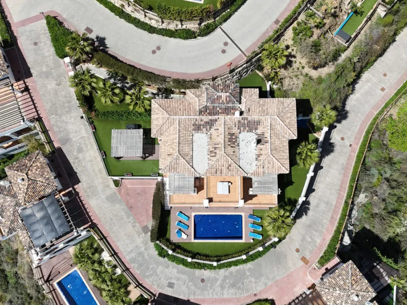 Located in the prestigious gated and 24-hour secured urbanisation of Benahavis Hills Country Club, this impressive 5-bedroom, 7-bathroom villa offers exceptional privacy, generous space, and panoramic views of the Mediterranean Sea and surrounding mountai