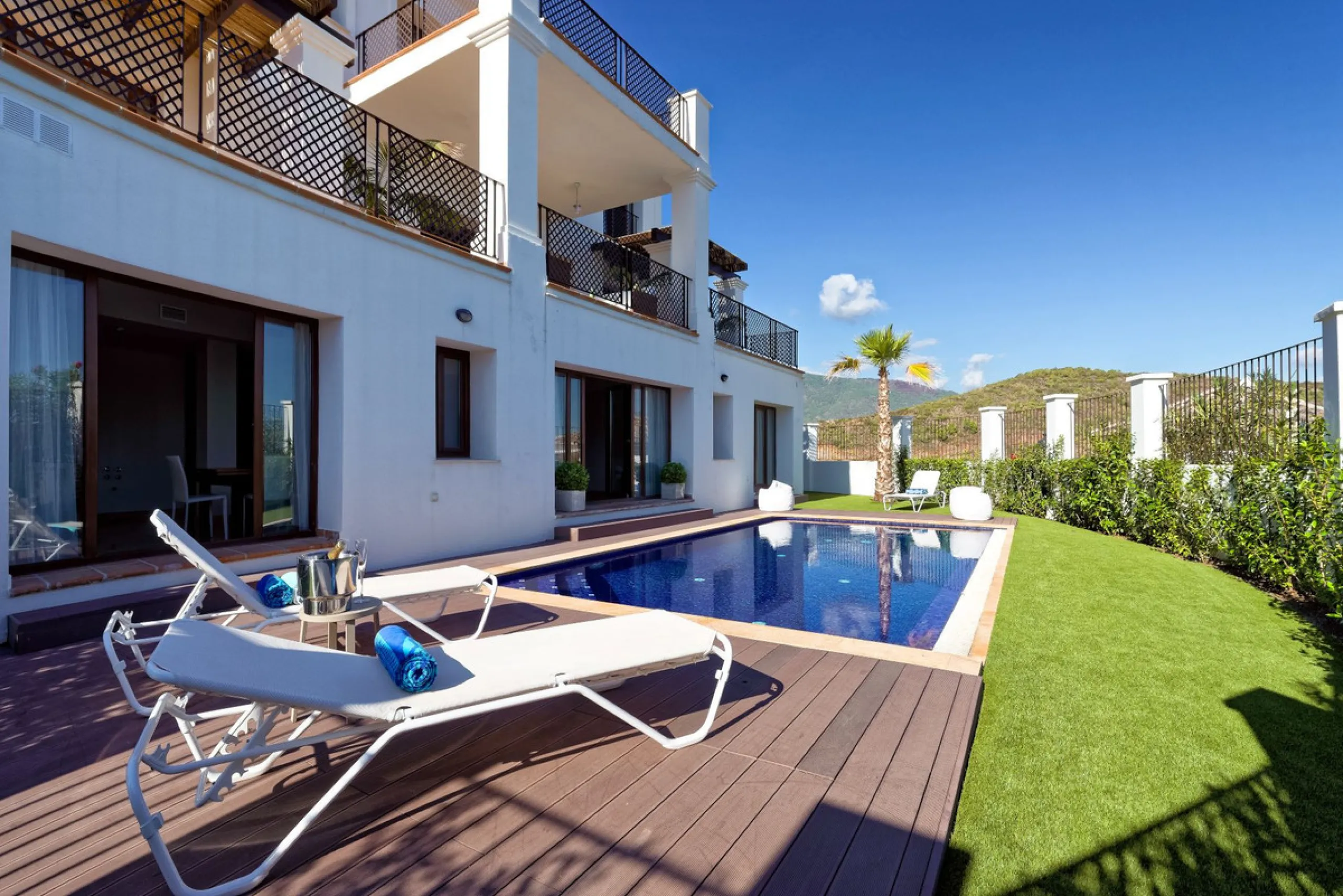 Located in the prestigious gated and 24-hour secured urbanisation of Benahavis Hills Country Club, this impressive 5-bedroom, 7-bathroom villa offers exceptional privacy, generous space, and panoramic views of the Mediterranean Sea and surrounding mountai