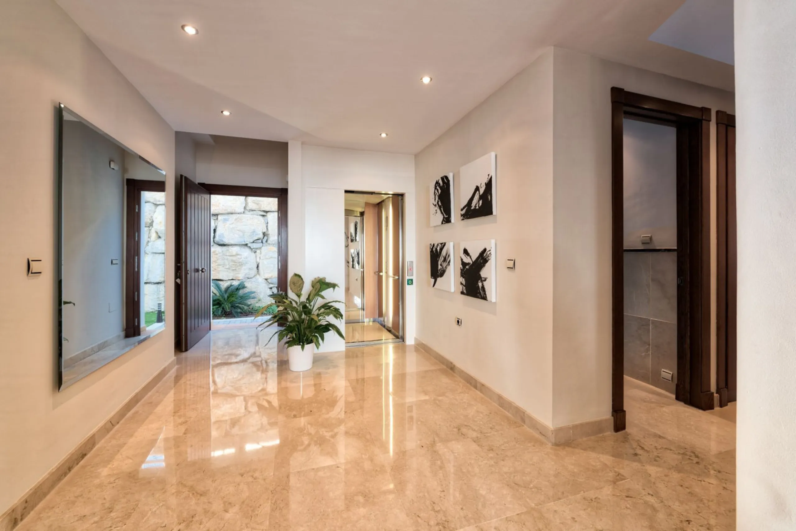 Located in the prestigious gated and 24-hour secured urbanisation of Benahavis Hills Country Club, this impressive 5-bedroom, 7-bathroom villa offers exceptional privacy, generous space, and panoramic views of the Mediterranean Sea and surrounding mountai