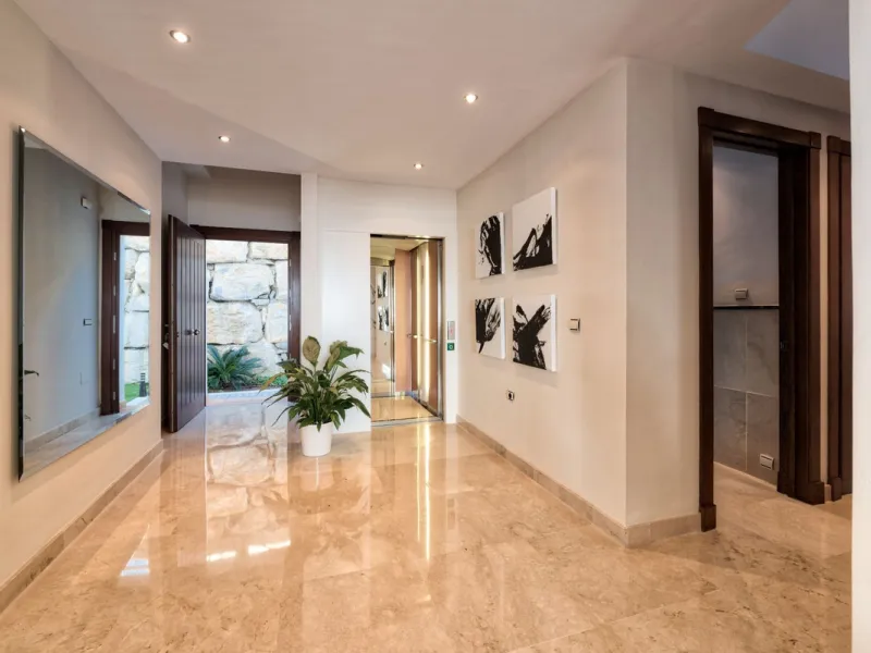 Located in the prestigious gated and 24-hour secured urbanisation of Benahavis Hills Country Club, this impressive 5-bedroom, 7-bathroom villa offers exceptional privacy, generous space, and panoramic views of the Mediterranean Sea and surrounding mountai