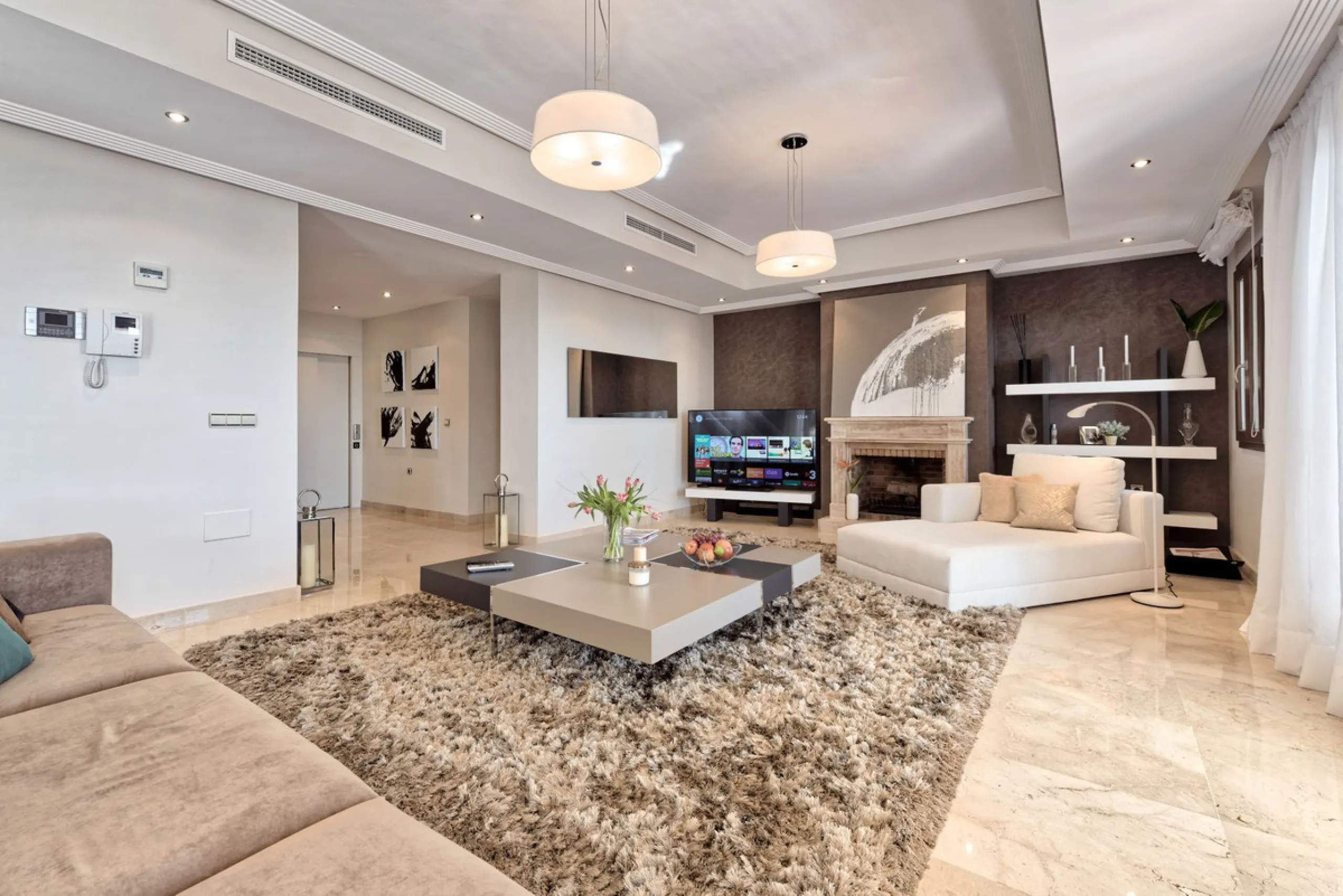 Located in the prestigious gated and 24-hour secured urbanisation of Benahavis Hills Country Club, this impressive 5-bedroom, 7-bathroom villa offers exceptional privacy, generous space, and panoramic views of the Mediterranean Sea and surrounding mountai