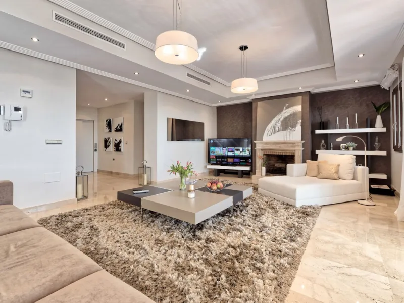 Located in the prestigious gated and 24-hour secured urbanisation of Benahavis Hills Country Club, this impressive 5-bedroom, 7-bathroom villa offers exceptional privacy, generous space, and panoramic views of the Mediterranean Sea and surrounding mountai