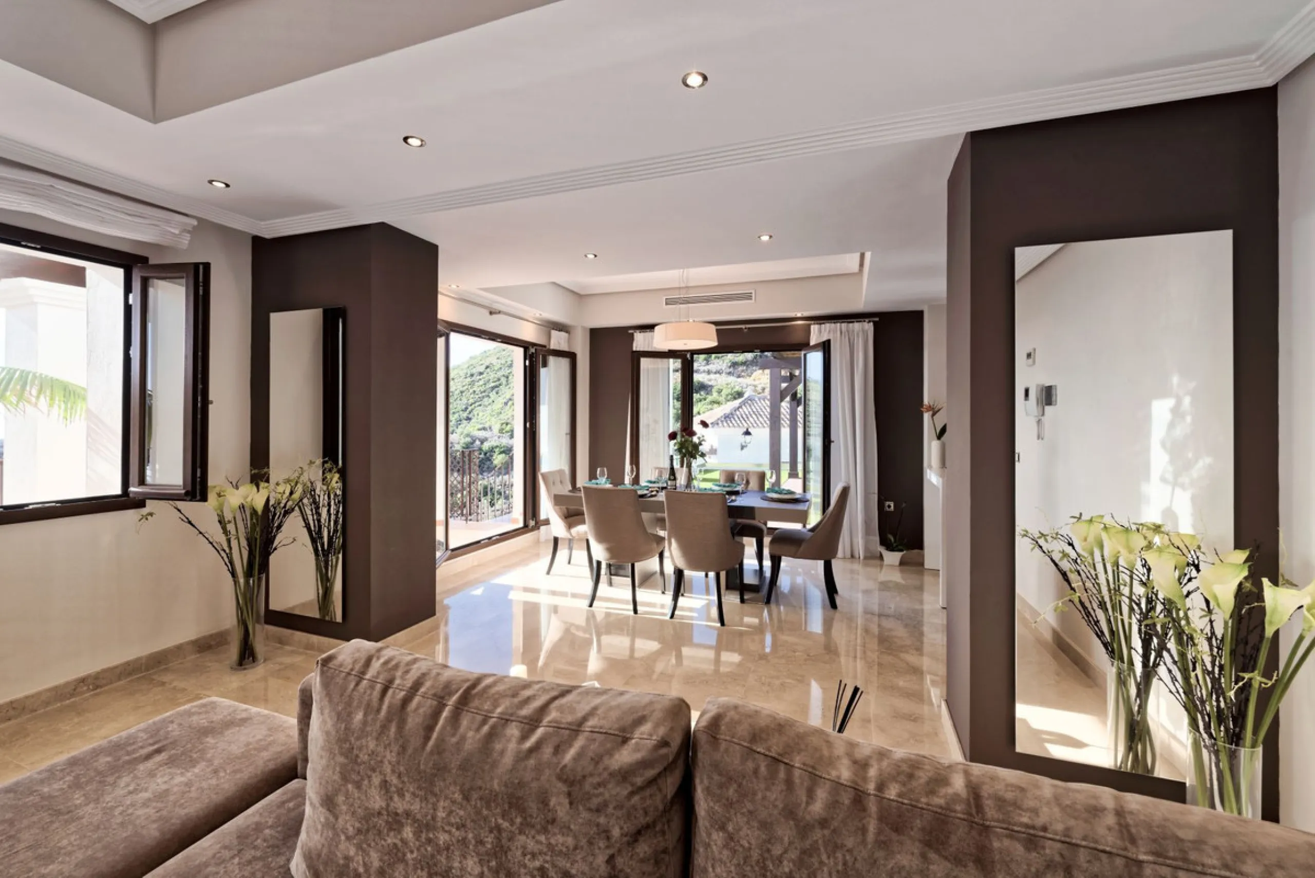 Located in the prestigious gated and 24-hour secured urbanisation of Benahavis Hills Country Club, this impressive 5-bedroom, 7-bathroom villa offers exceptional privacy, generous space, and panoramic views of the Mediterranean Sea and surrounding mountai