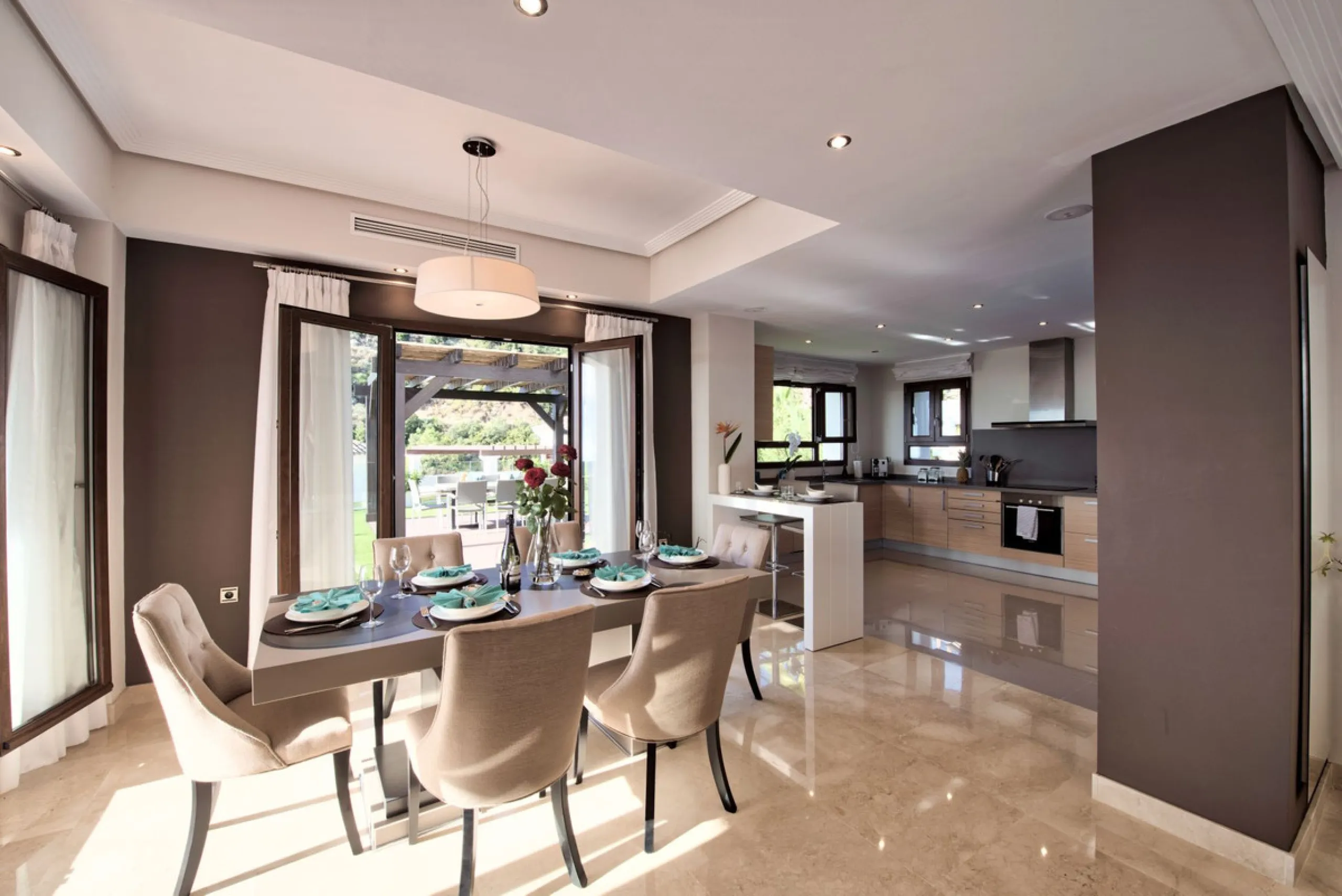 Located in the prestigious gated and 24-hour secured urbanisation of Benahavis Hills Country Club, this impressive 5-bedroom, 7-bathroom villa offers exceptional privacy, generous space, and panoramic views of the Mediterranean Sea and surrounding mountai