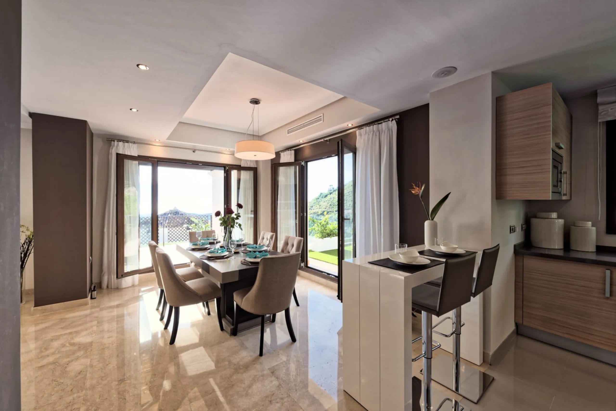Located in the prestigious gated and 24-hour secured urbanisation of Benahavis Hills Country Club, this impressive 5-bedroom, 7-bathroom villa offers exceptional privacy, generous space, and panoramic views of the Mediterranean Sea and surrounding mountai