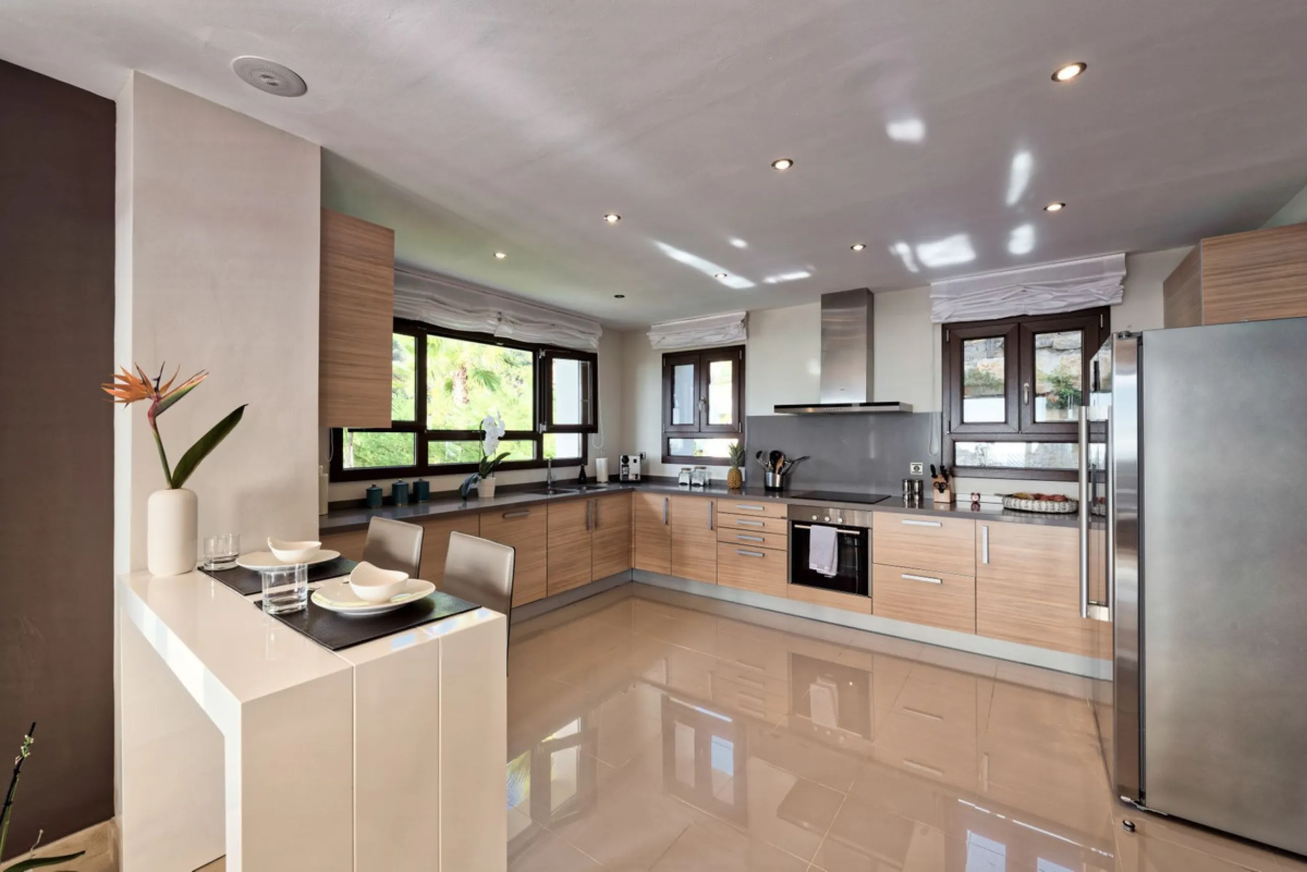Located in the prestigious gated and 24-hour secured urbanisation of Benahavis Hills Country Club, this impressive 5-bedroom, 7-bathroom villa offers exceptional privacy, generous space, and panoramic views of the Mediterranean Sea and surrounding mountai