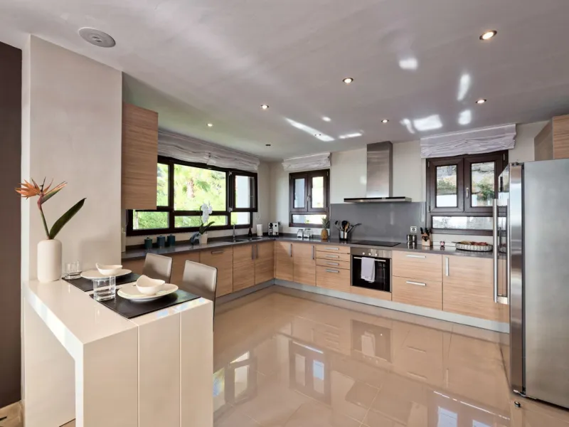Located in the prestigious gated and 24-hour secured urbanisation of Benahavis Hills Country Club, this impressive 5-bedroom, 7-bathroom villa offers exceptional privacy, generous space, and panoramic views of the Mediterranean Sea and surrounding mountai