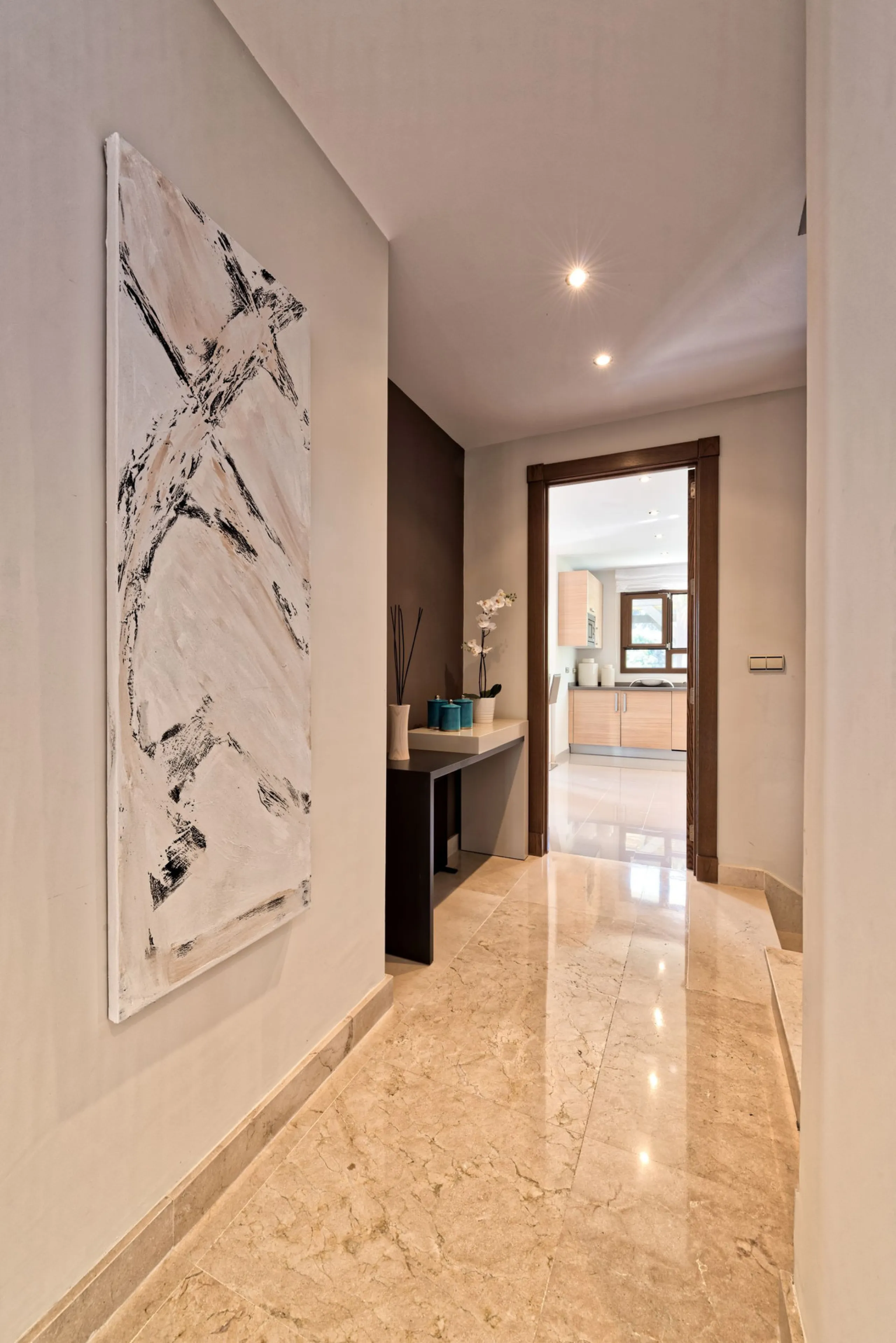 Located in the prestigious gated and 24-hour secured urbanisation of Benahavis Hills Country Club, this impressive 5-bedroom, 7-bathroom villa offers exceptional privacy, generous space, and panoramic views of the Mediterranean Sea and surrounding mountai
