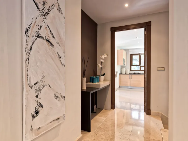 Located in the prestigious gated and 24-hour secured urbanisation of Benahavis Hills Country Club, this impressive 5-bedroom, 7-bathroom villa offers exceptional privacy, generous space, and panoramic views of the Mediterranean Sea and surrounding mountai