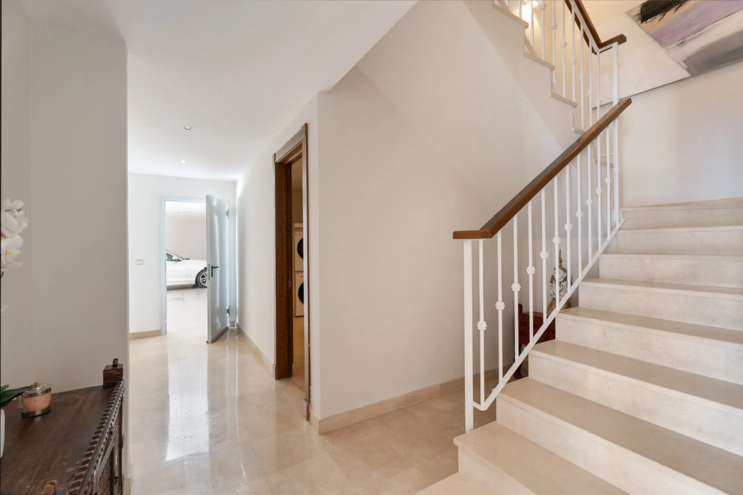 Located in the prestigious gated and 24-hour secured urbanisation of Benahavis Hills Country Club, this impressive 5-bedroom, 7-bathroom villa offers exceptional privacy, generous space, and panoramic views of the Mediterranean Sea and surrounding mountai
