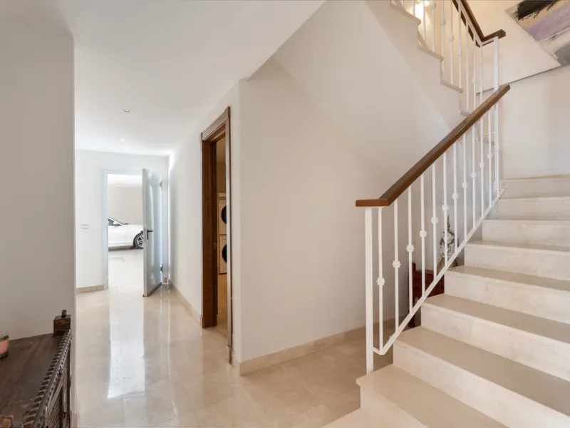 Located in the prestigious gated and 24-hour secured urbanisation of Benahavis Hills Country Club, this impressive 5-bedroom, 7-bathroom villa offers exceptional privacy, generous space, and panoramic views of the Mediterranean Sea and surrounding mountai