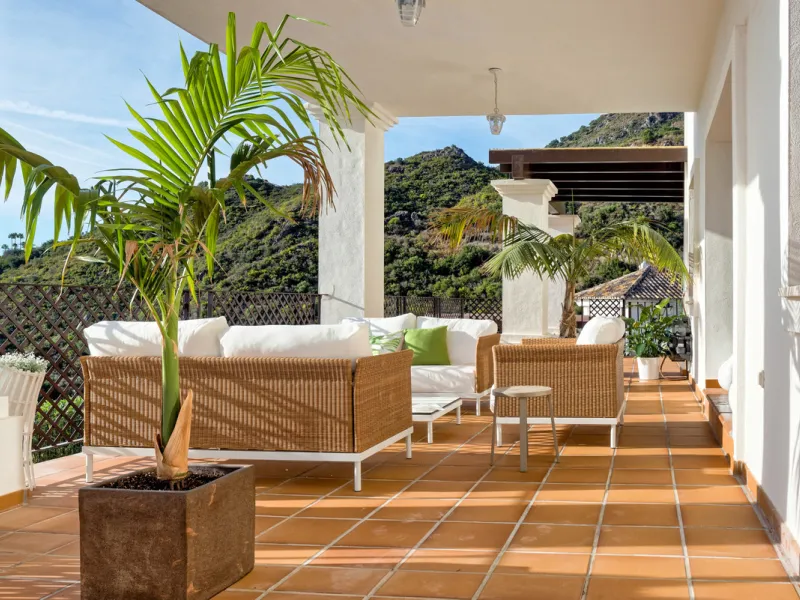 Located in the prestigious gated and 24-hour secured urbanisation of Benahavis Hills Country Club, this impressive 5-bedroom, 7-bathroom villa offers exceptional privacy, generous space, and panoramic views of the Mediterranean Sea and surrounding mountai