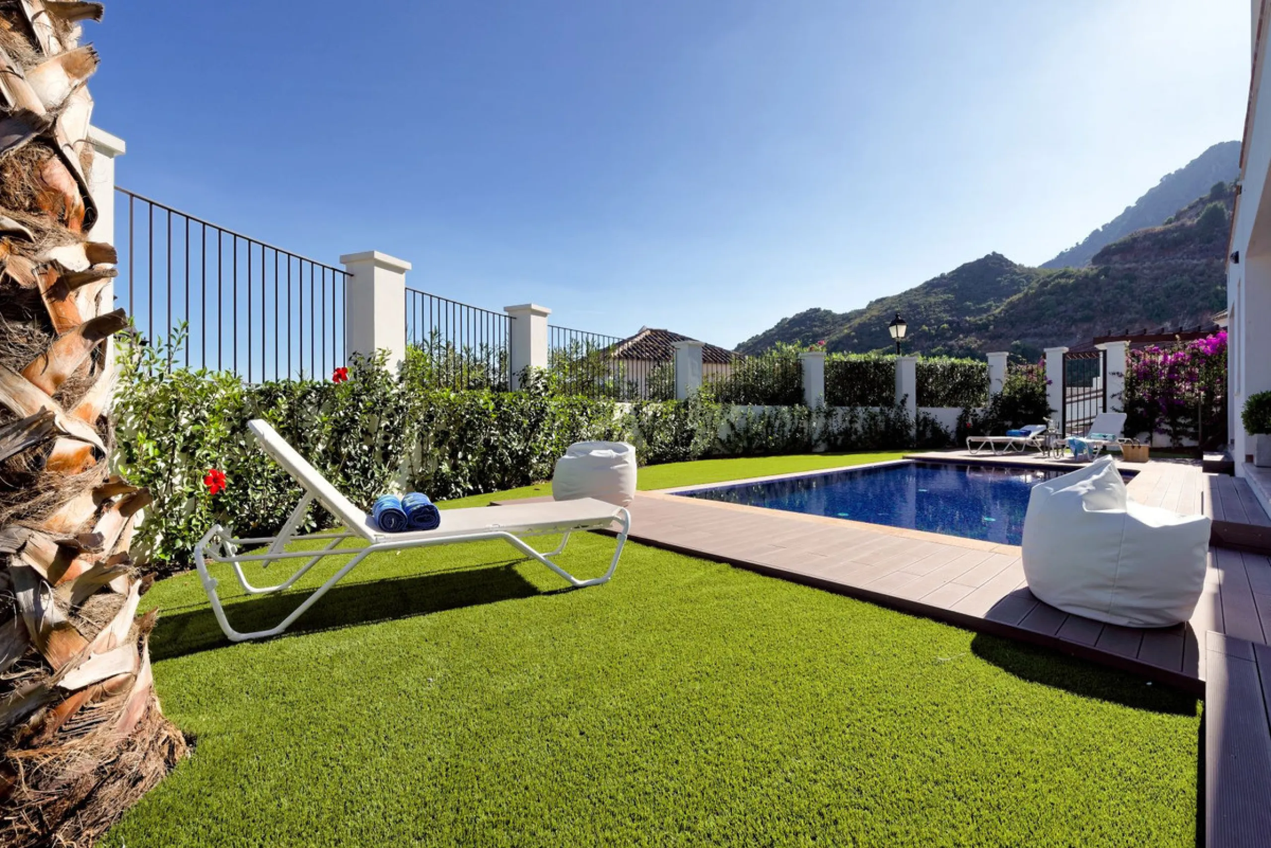 Located in the prestigious gated and 24-hour secured urbanisation of Benahavis Hills Country Club, this impressive 5-bedroom, 7-bathroom villa offers exceptional privacy, generous space, and panoramic views of the Mediterranean Sea and surrounding mountai