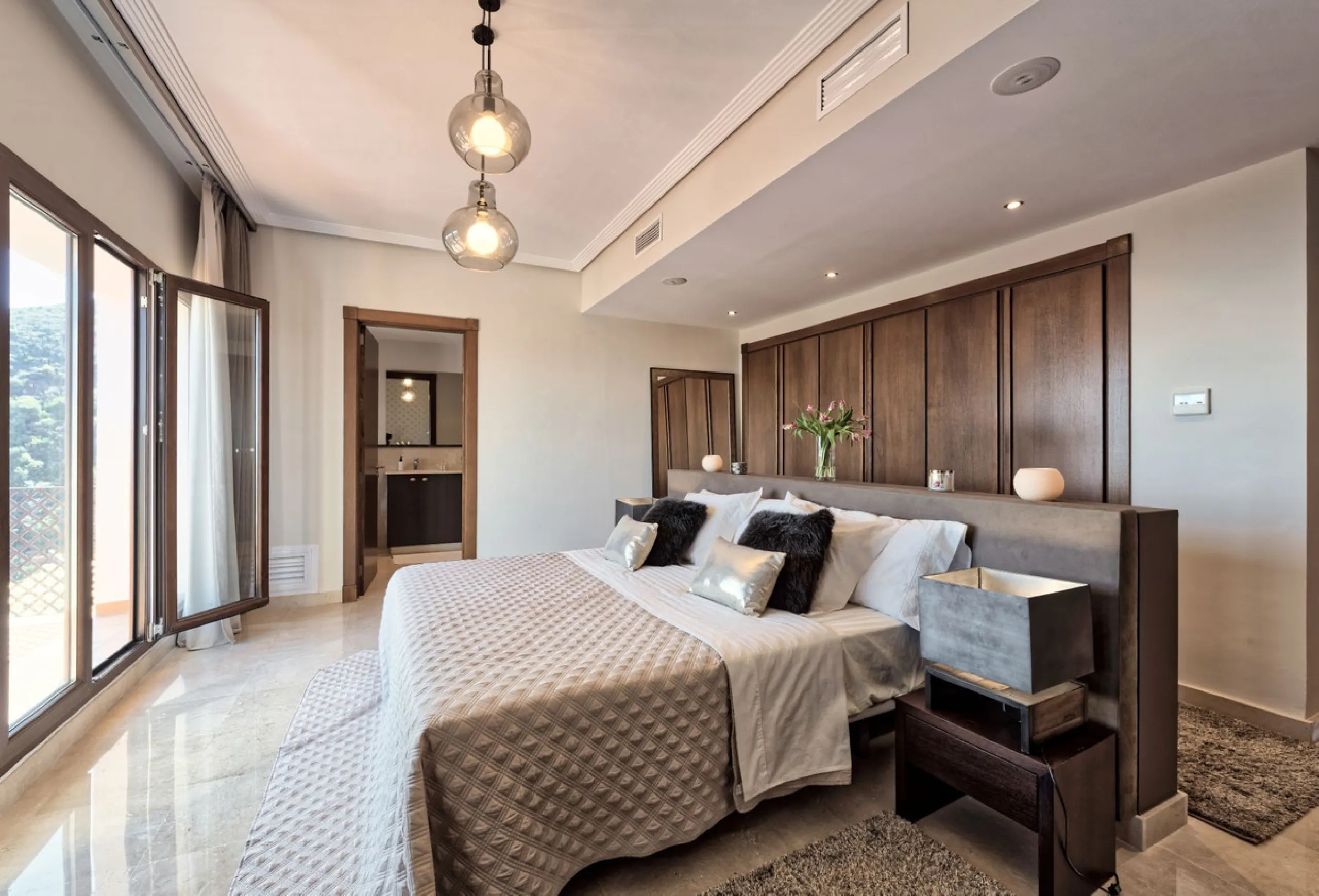 Located in the prestigious gated and 24-hour secured urbanisation of Benahavis Hills Country Club, this impressive 5-bedroom, 7-bathroom villa offers exceptional privacy, generous space, and panoramic views of the Mediterranean Sea and surrounding mountai
