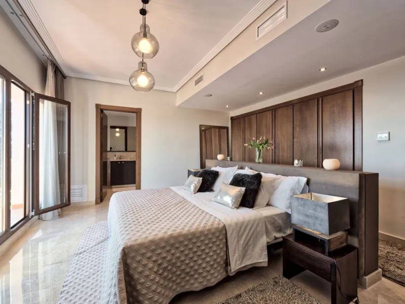 Located in the prestigious gated and 24-hour secured urbanisation of Benahavis Hills Country Club, this impressive 5-bedroom, 7-bathroom villa offers exceptional privacy, generous space, and panoramic views of the Mediterranean Sea and surrounding mountai