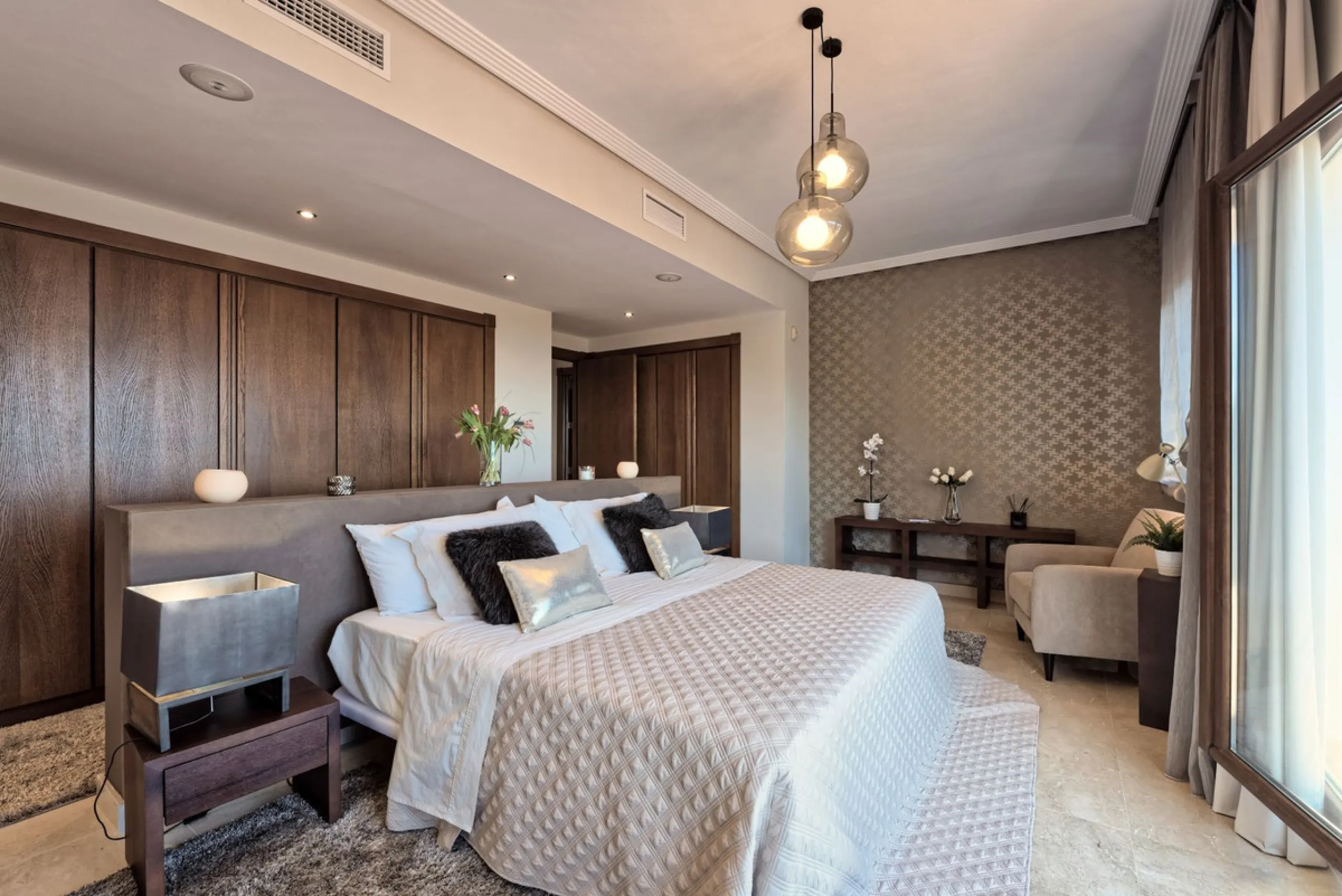 Located in the prestigious gated and 24-hour secured urbanisation of Benahavis Hills Country Club, this impressive 5-bedroom, 7-bathroom villa offers exceptional privacy, generous space, and panoramic views of the Mediterranean Sea and surrounding mountai