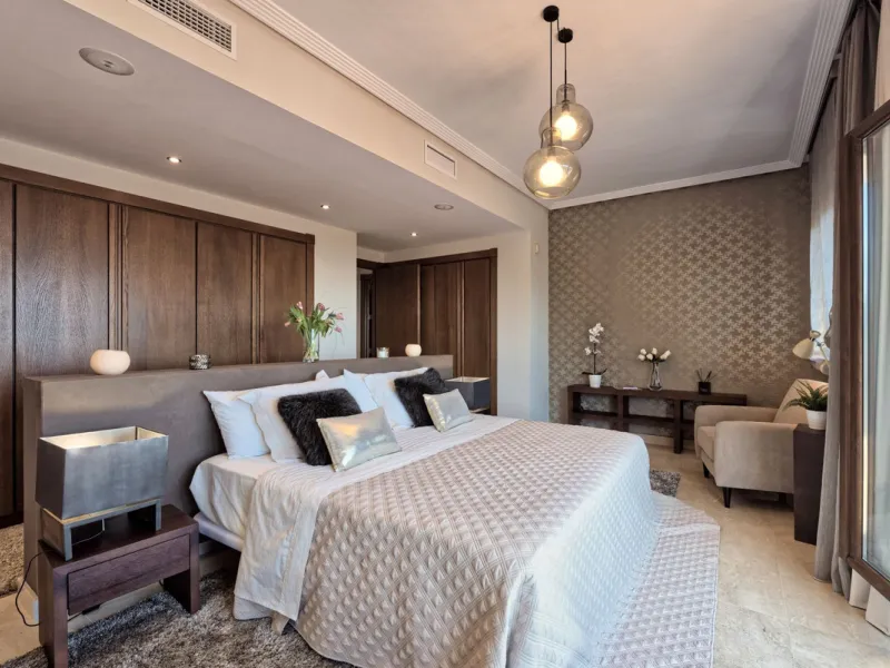 Located in the prestigious gated and 24-hour secured urbanisation of Benahavis Hills Country Club, this impressive 5-bedroom, 7-bathroom villa offers exceptional privacy, generous space, and panoramic views of the Mediterranean Sea and surrounding mountai