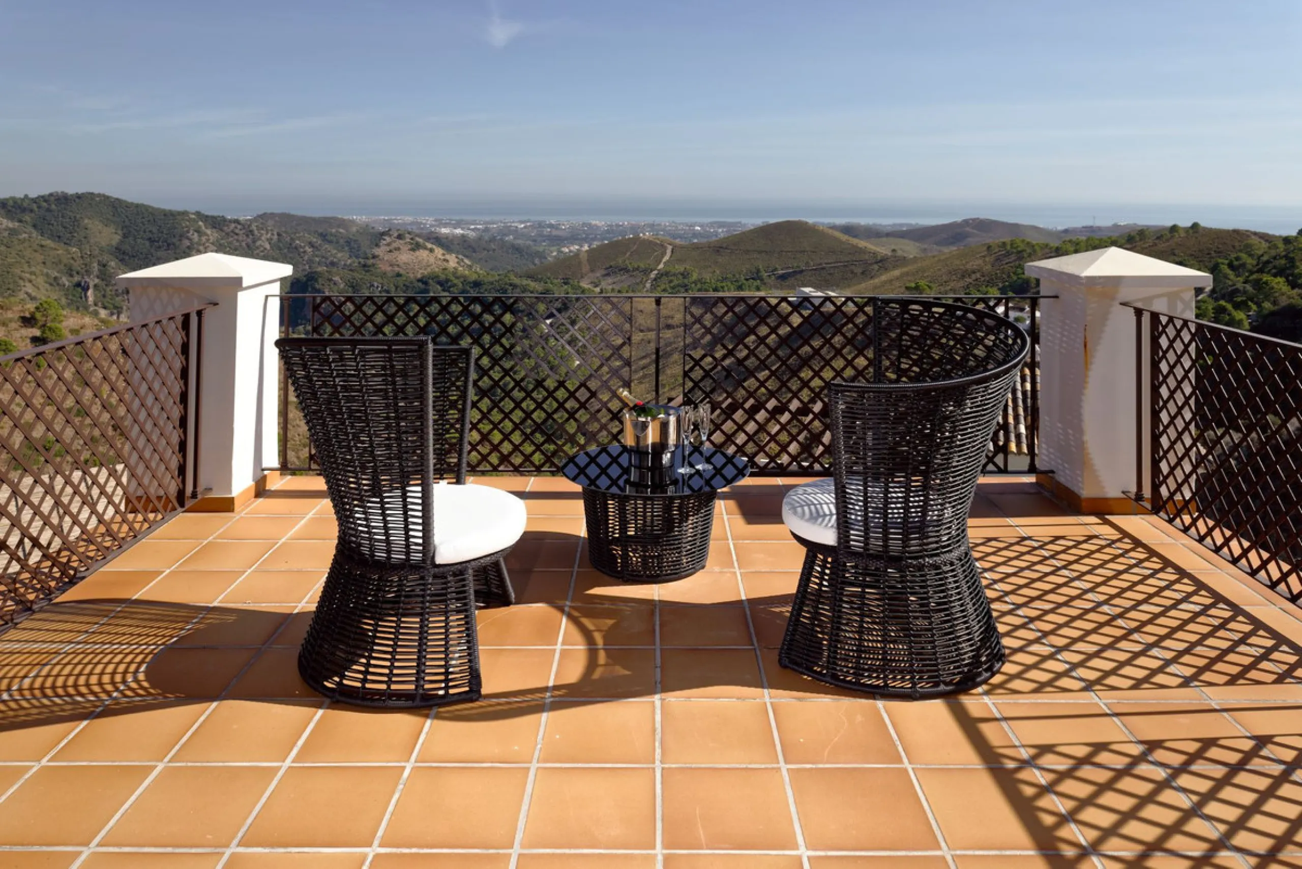 Located in the prestigious gated and 24-hour secured urbanisation of Benahavis Hills Country Club, this impressive 5-bedroom, 7-bathroom villa offers exceptional privacy, generous space, and panoramic views of the Mediterranean Sea and surrounding mountai