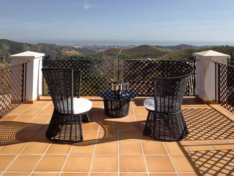 Located in the prestigious gated and 24-hour secured urbanisation of Benahavis Hills Country Club, this impressive 5-bedroom, 7-bathroom villa offers exceptional privacy, generous space, and panoramic views of the Mediterranean Sea and surrounding mountai