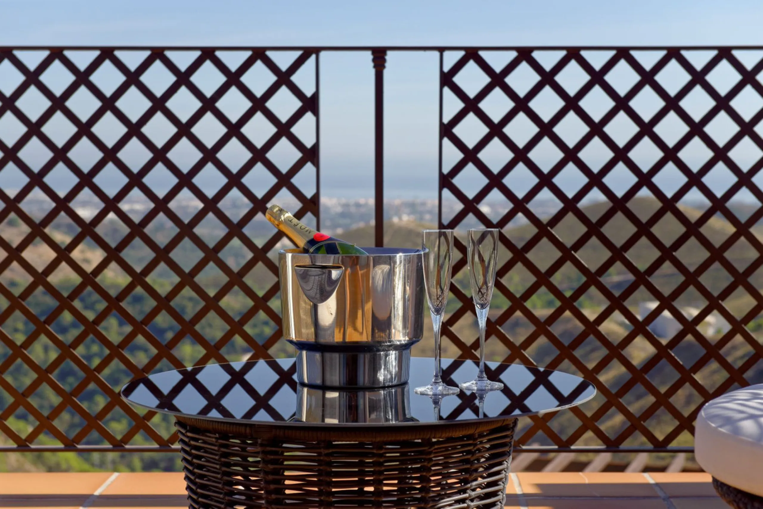 Located in the prestigious gated and 24-hour secured urbanisation of Benahavis Hills Country Club, this impressive 5-bedroom, 7-bathroom villa offers exceptional privacy, generous space, and panoramic views of the Mediterranean Sea and surrounding mountai
