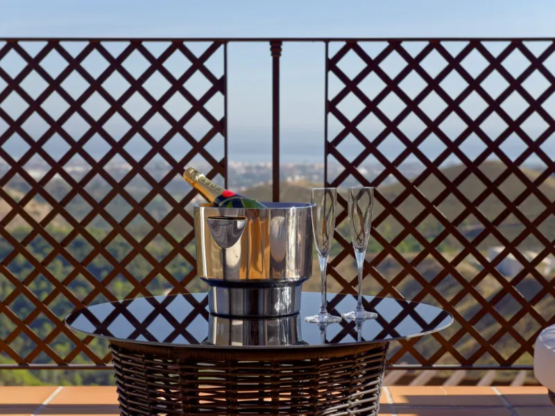 Located in the prestigious gated and 24-hour secured urbanisation of Benahavis Hills Country Club, this impressive 5-bedroom, 7-bathroom villa offers exceptional privacy, generous space, and panoramic views of the Mediterranean Sea and surrounding mountai
