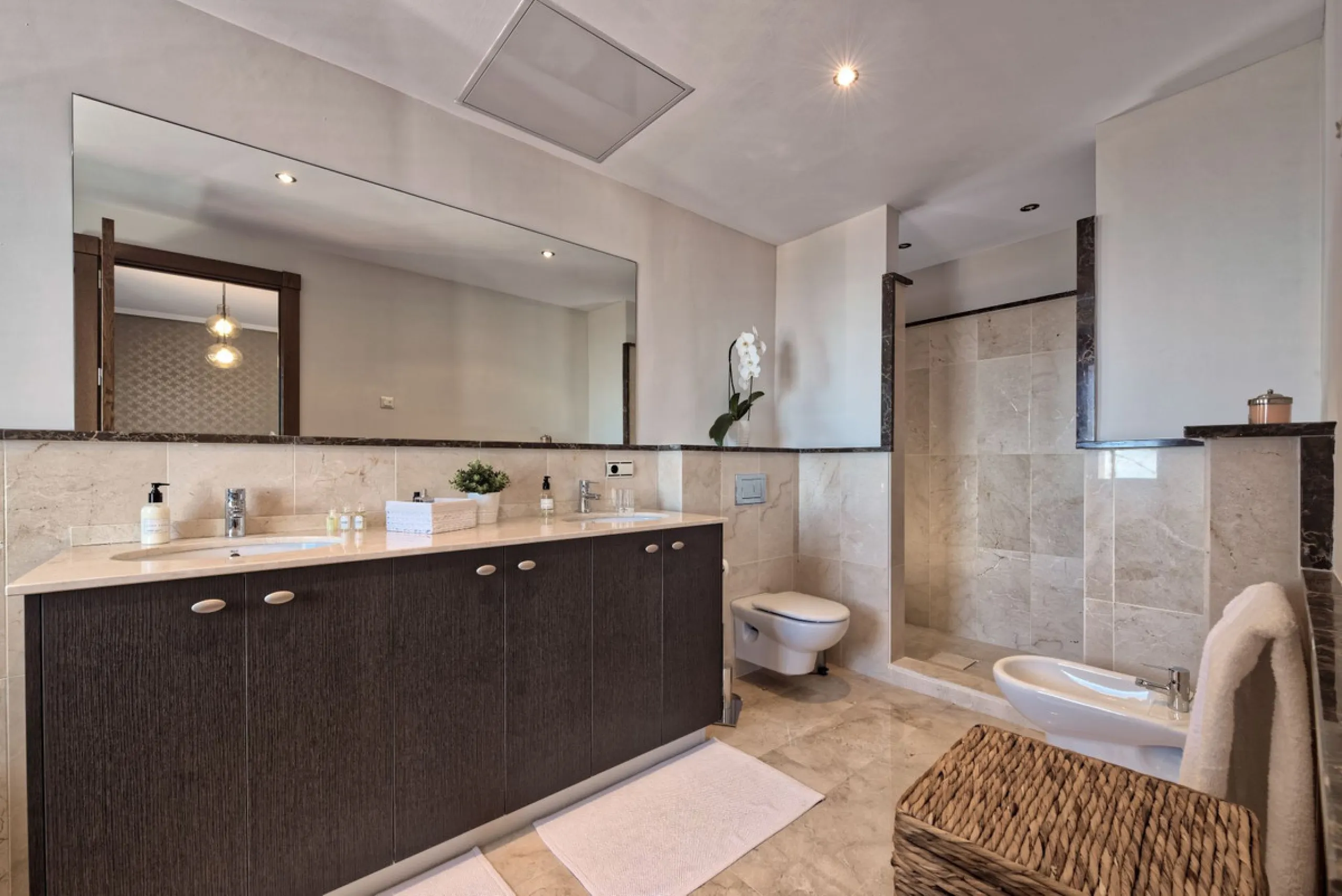 Located in the prestigious gated and 24-hour secured urbanisation of Benahavis Hills Country Club, this impressive 5-bedroom, 7-bathroom villa offers exceptional privacy, generous space, and panoramic views of the Mediterranean Sea and surrounding mountai