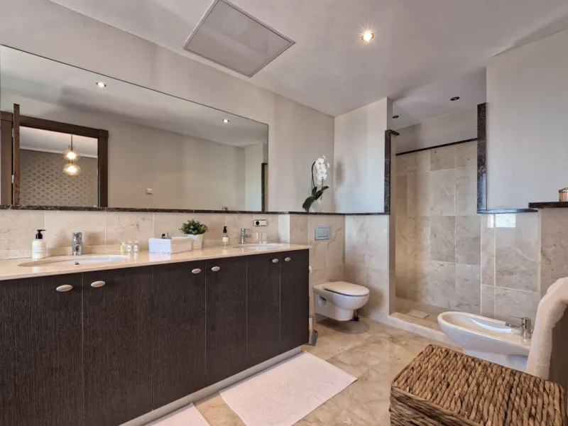 Located in the prestigious gated and 24-hour secured urbanisation of Benahavis Hills Country Club, this impressive 5-bedroom, 7-bathroom villa offers exceptional privacy, generous space, and panoramic views of the Mediterranean Sea and surrounding mountai
