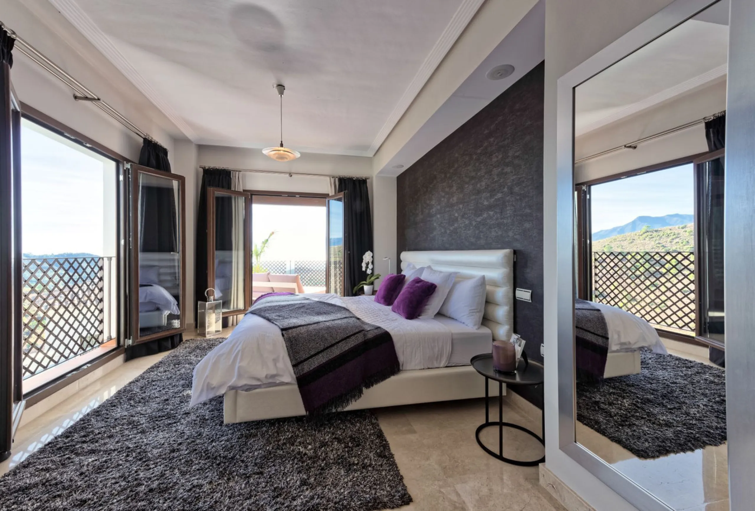 Located in the prestigious gated and 24-hour secured urbanisation of Benahavis Hills Country Club, this impressive 5-bedroom, 7-bathroom villa offers exceptional privacy, generous space, and panoramic views of the Mediterranean Sea and surrounding mountai