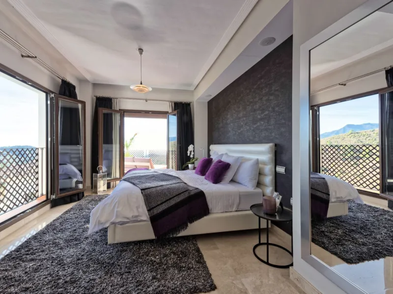 Located in the prestigious gated and 24-hour secured urbanisation of Benahavis Hills Country Club, this impressive 5-bedroom, 7-bathroom villa offers exceptional privacy, generous space, and panoramic views of the Mediterranean Sea and surrounding mountai