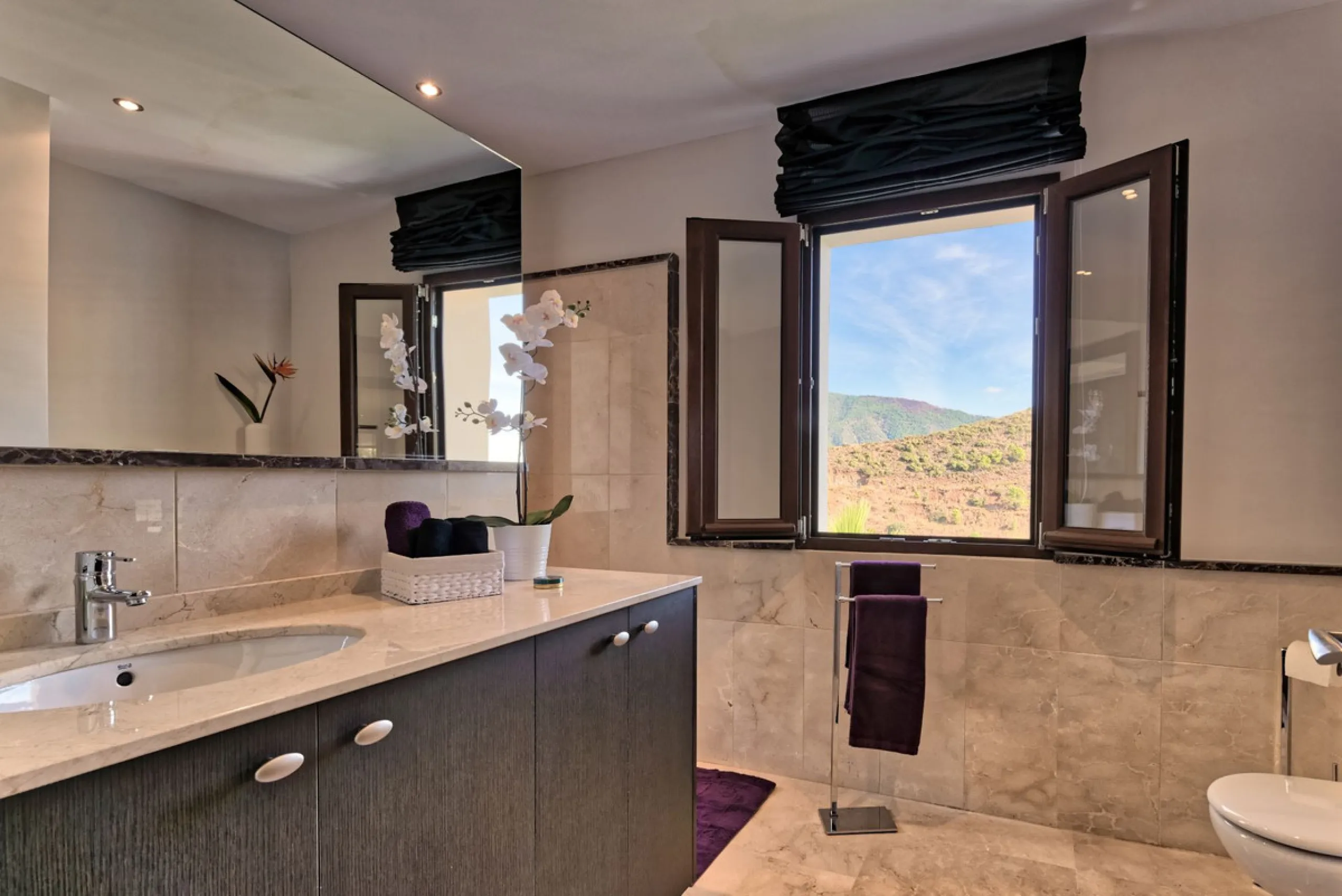 Located in the prestigious gated and 24-hour secured urbanisation of Benahavis Hills Country Club, this impressive 5-bedroom, 7-bathroom villa offers exceptional privacy, generous space, and panoramic views of the Mediterranean Sea and surrounding mountai