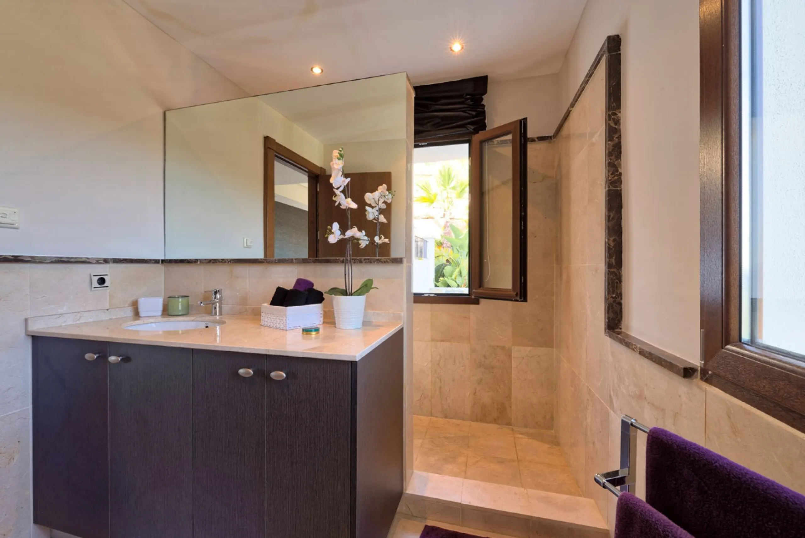 Located in the prestigious gated and 24-hour secured urbanisation of Benahavis Hills Country Club, this impressive 5-bedroom, 7-bathroom villa offers exceptional privacy, generous space, and panoramic views of the Mediterranean Sea and surrounding mountai