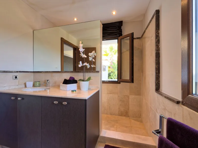 Located in the prestigious gated and 24-hour secured urbanisation of Benahavis Hills Country Club, this impressive 5-bedroom, 7-bathroom villa offers exceptional privacy, generous space, and panoramic views of the Mediterranean Sea and surrounding mountai