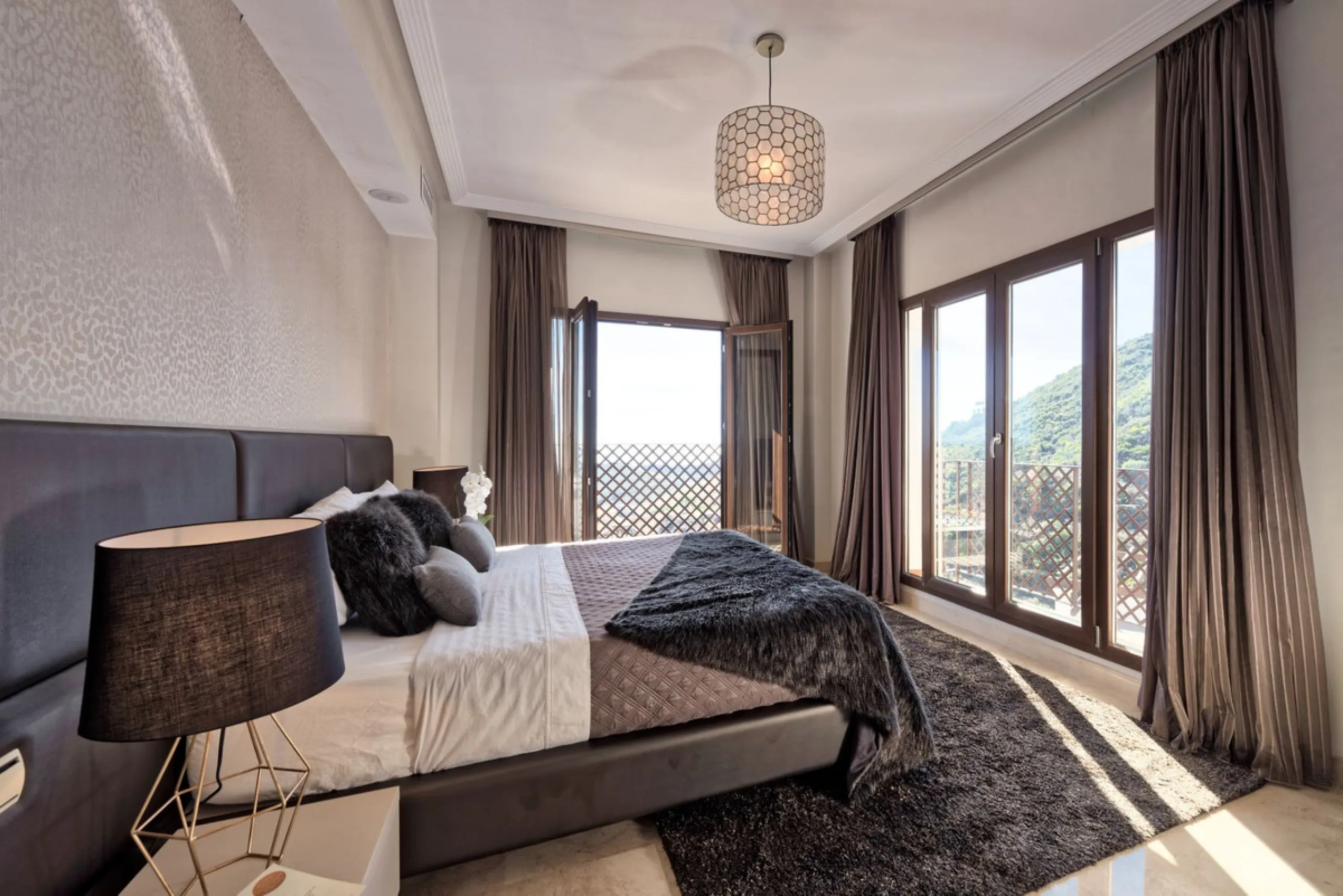 Located in the prestigious gated and 24-hour secured urbanisation of Benahavis Hills Country Club, this impressive 5-bedroom, 7-bathroom villa offers exceptional privacy, generous space, and panoramic views of the Mediterranean Sea and surrounding mountai
