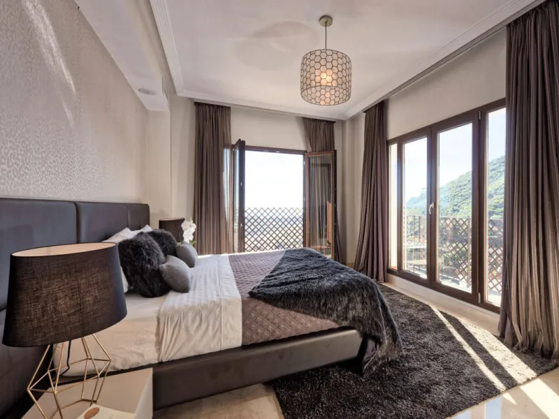 Located in the prestigious gated and 24-hour secured urbanisation of Benahavis Hills Country Club, this impressive 5-bedroom, 7-bathroom villa offers exceptional privacy, generous space, and panoramic views of the Mediterranean Sea and surrounding mountai