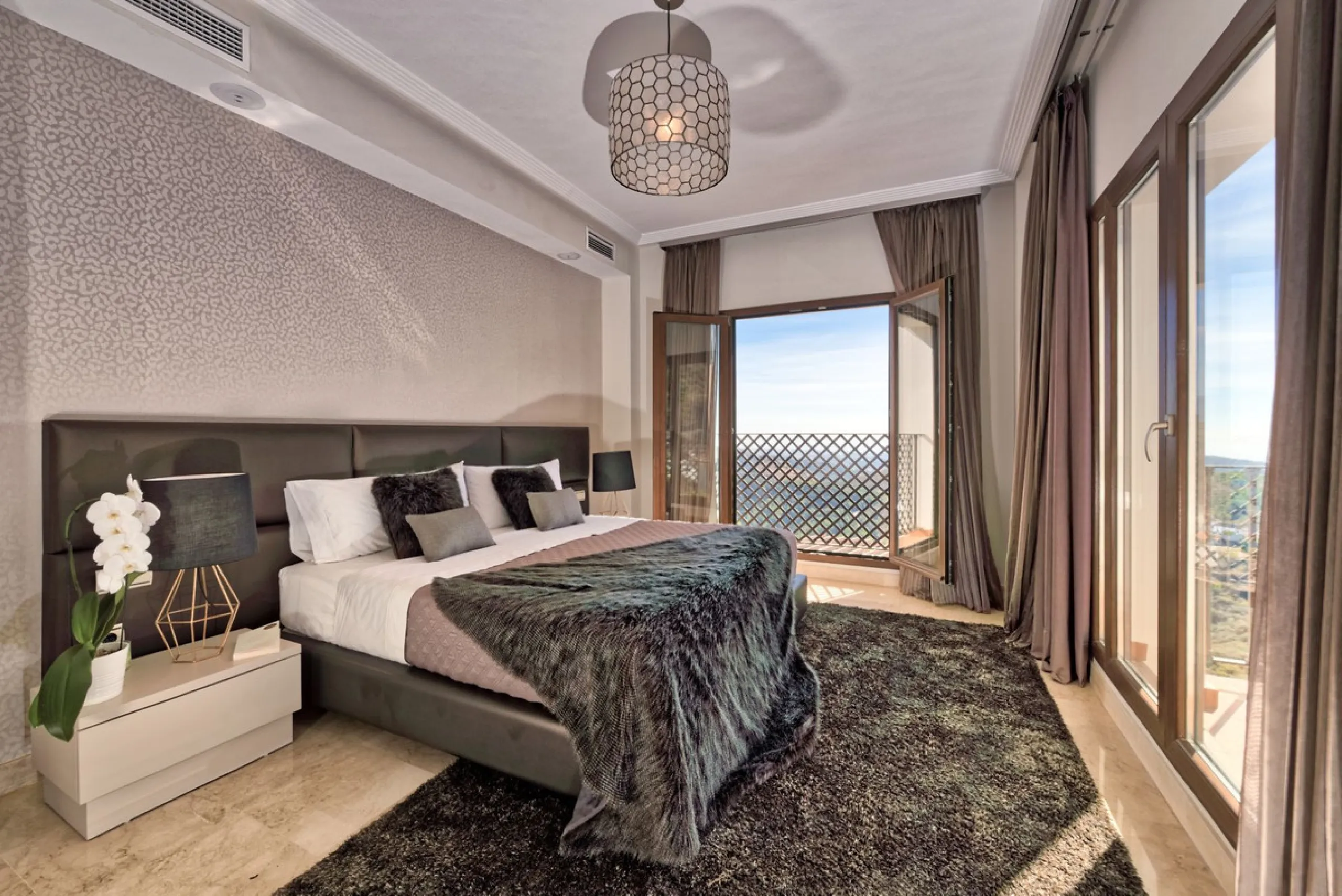 Located in the prestigious gated and 24-hour secured urbanisation of Benahavis Hills Country Club, this impressive 5-bedroom, 7-bathroom villa offers exceptional privacy, generous space, and panoramic views of the Mediterranean Sea and surrounding mountai