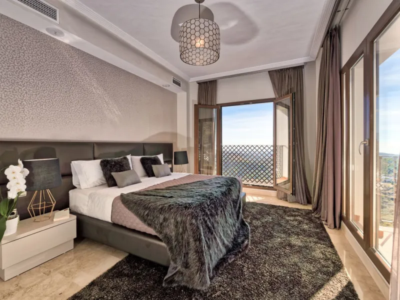 Located in the prestigious gated and 24-hour secured urbanisation of Benahavis Hills Country Club, this impressive 5-bedroom, 7-bathroom villa offers exceptional privacy, generous space, and panoramic views of the Mediterranean Sea and surrounding mountai