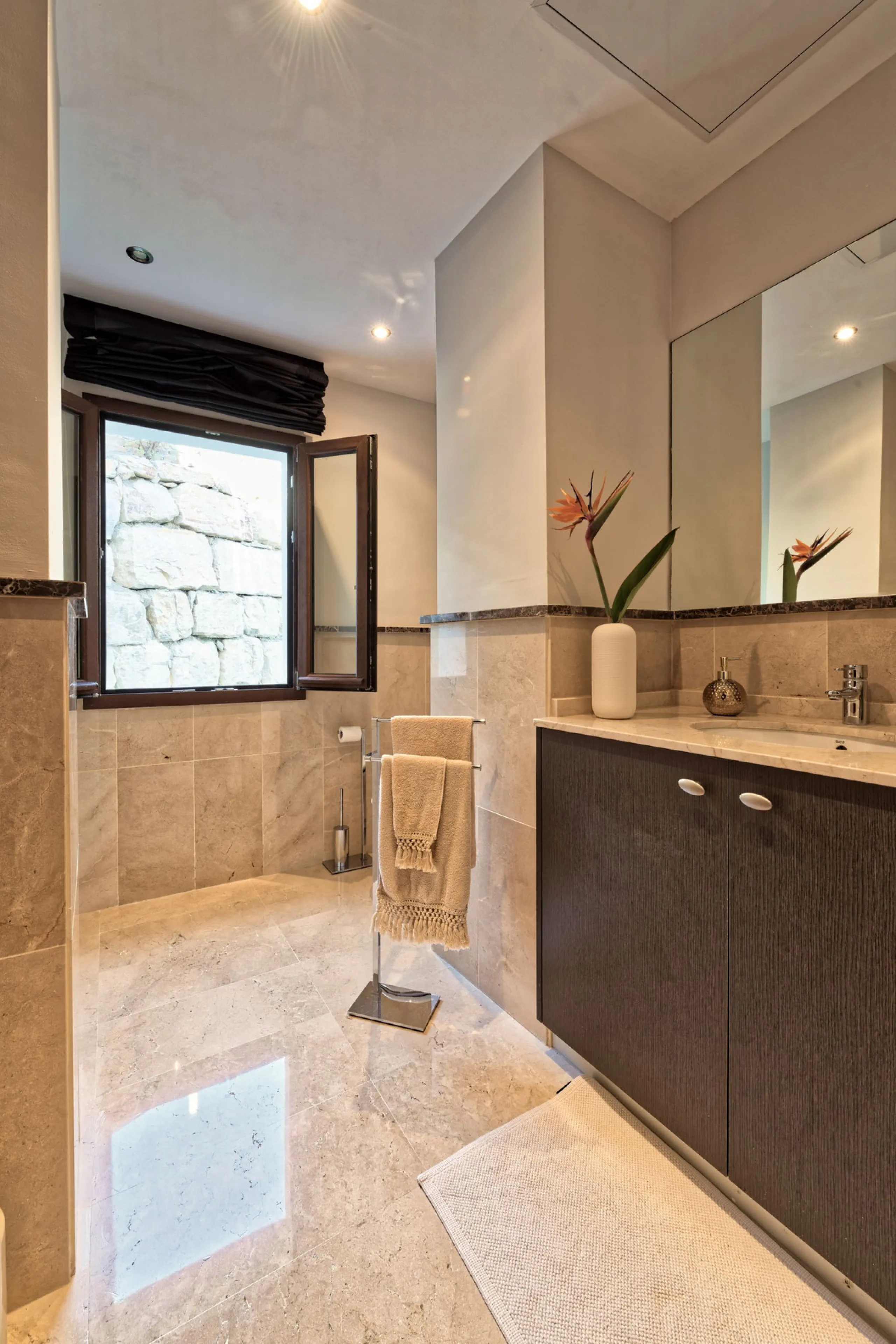 Located in the prestigious gated and 24-hour secured urbanisation of Benahavis Hills Country Club, this impressive 5-bedroom, 7-bathroom villa offers exceptional privacy, generous space, and panoramic views of the Mediterranean Sea and surrounding mountai