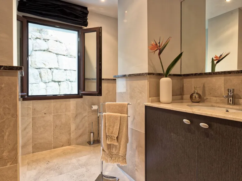 Located in the prestigious gated and 24-hour secured urbanisation of Benahavis Hills Country Club, this impressive 5-bedroom, 7-bathroom villa offers exceptional privacy, generous space, and panoramic views of the Mediterranean Sea and surrounding mountai