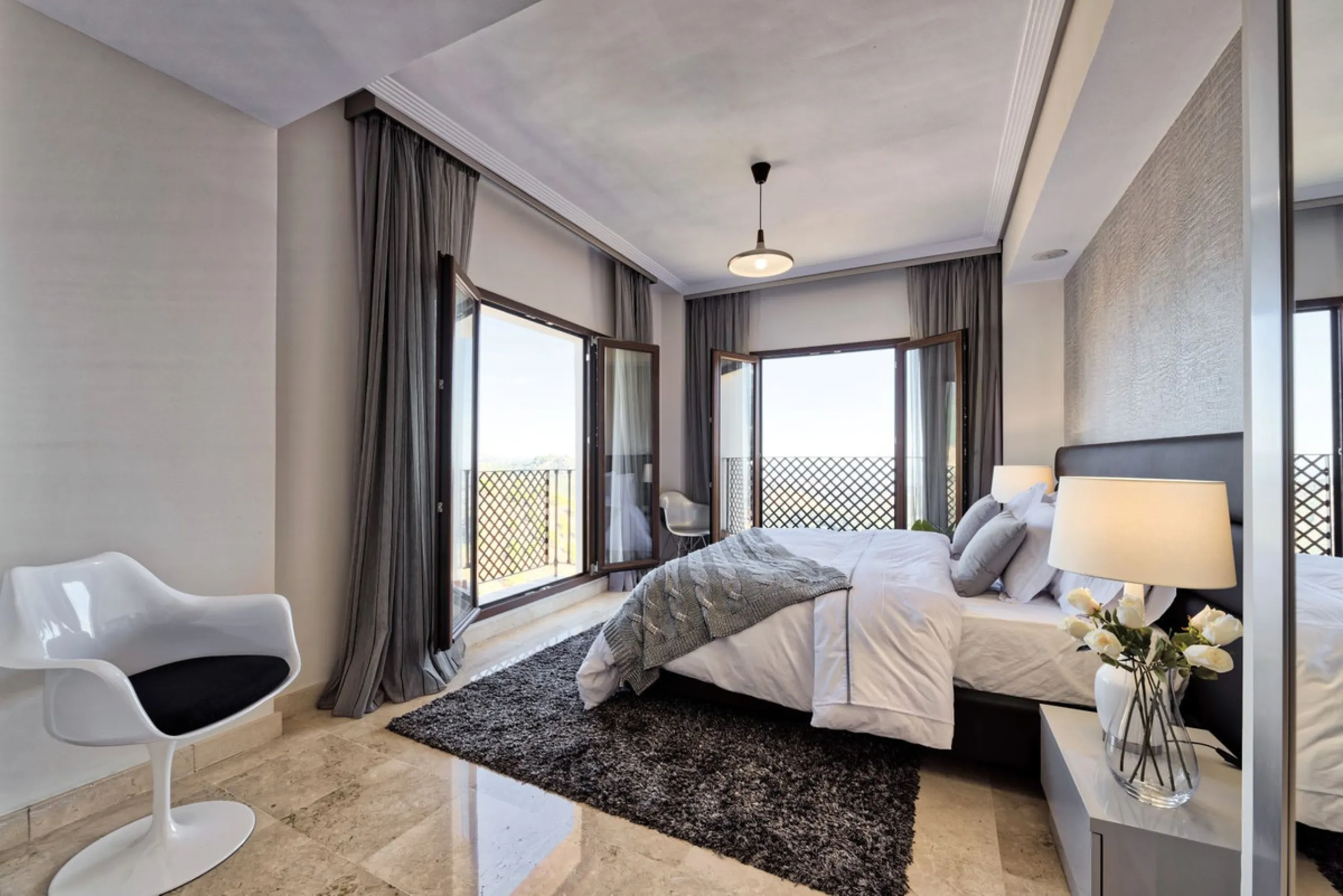 Located in the prestigious gated and 24-hour secured urbanisation of Benahavis Hills Country Club, this impressive 5-bedroom, 7-bathroom villa offers exceptional privacy, generous space, and panoramic views of the Mediterranean Sea and surrounding mountai