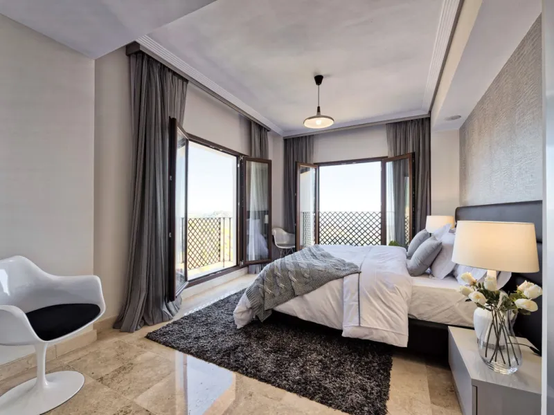 Located in the prestigious gated and 24-hour secured urbanisation of Benahavis Hills Country Club, this impressive 5-bedroom, 7-bathroom villa offers exceptional privacy, generous space, and panoramic views of the Mediterranean Sea and surrounding mountai