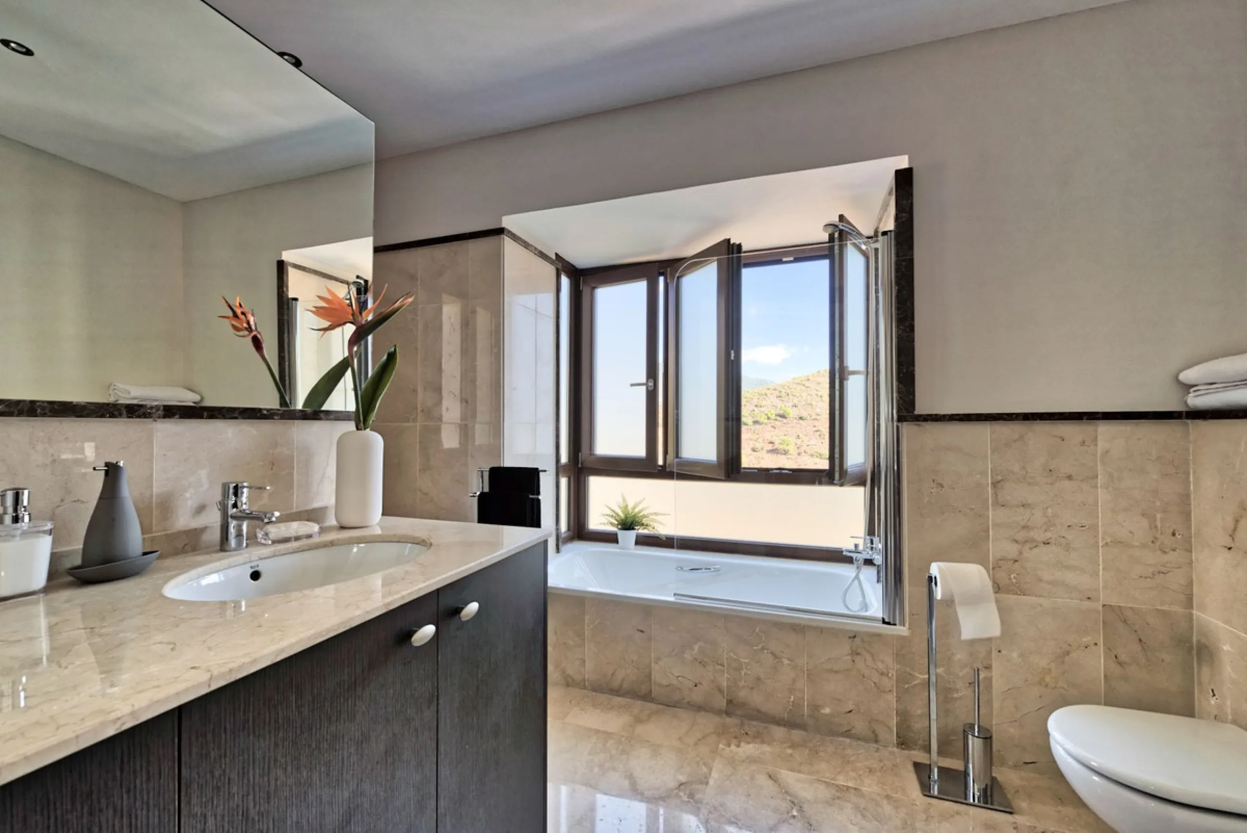 Located in the prestigious gated and 24-hour secured urbanisation of Benahavis Hills Country Club, this impressive 5-bedroom, 7-bathroom villa offers exceptional privacy, generous space, and panoramic views of the Mediterranean Sea and surrounding mountai