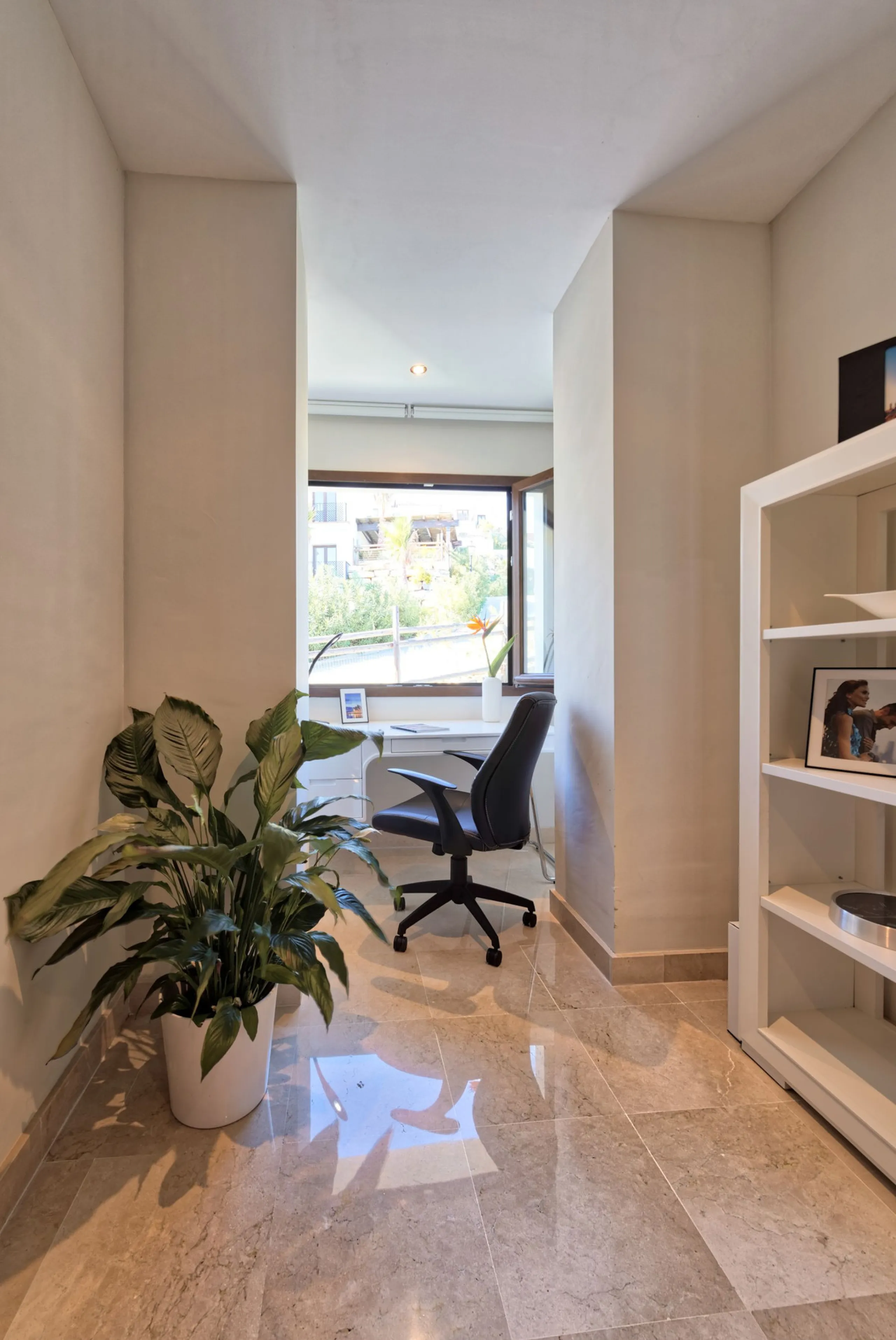 Located in the prestigious gated and 24-hour secured urbanisation of Benahavis Hills Country Club, this impressive 5-bedroom, 7-bathroom villa offers exceptional privacy, generous space, and panoramic views of the Mediterranean Sea and surrounding mountai
